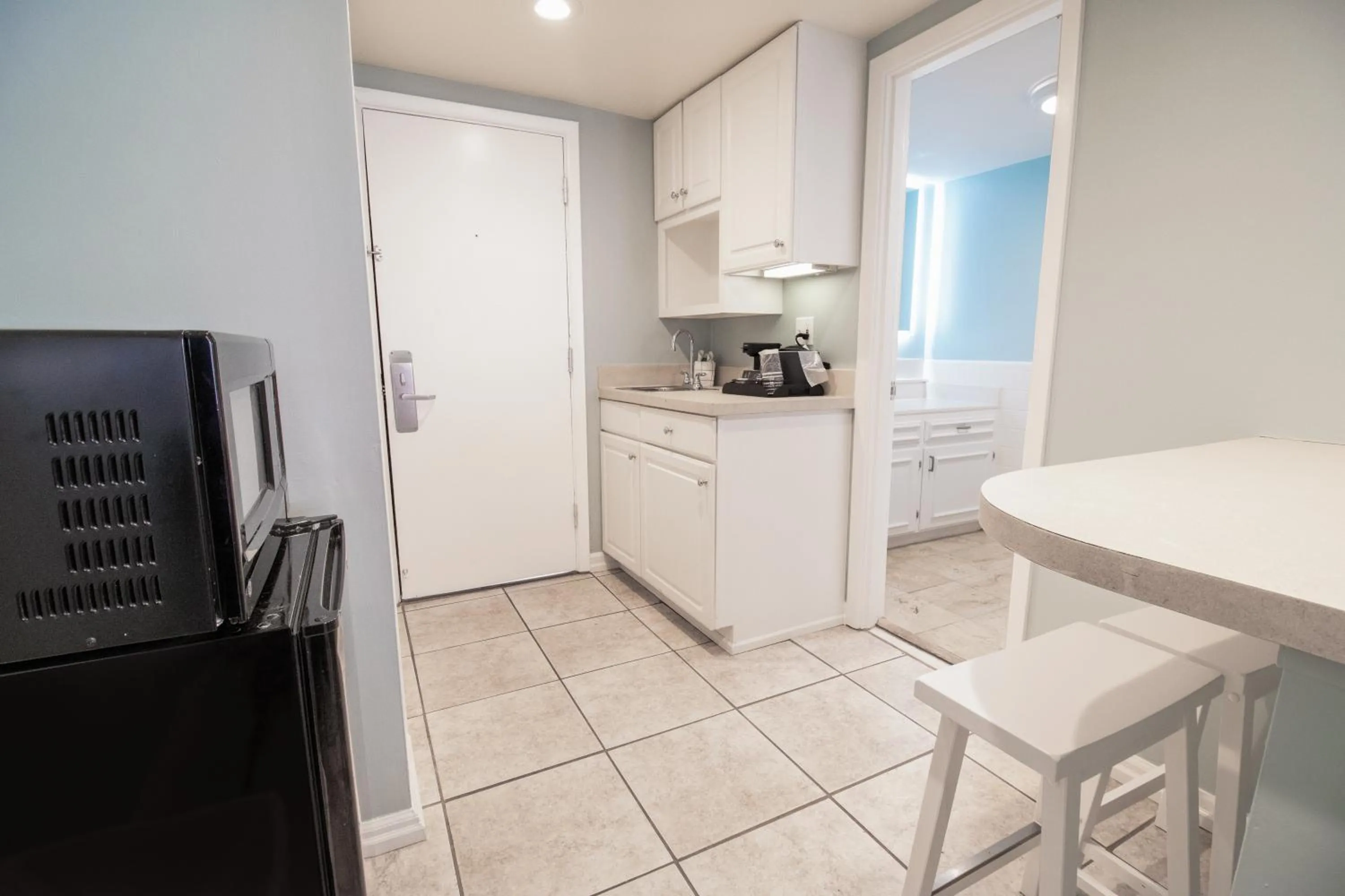 Coffee/tea facilities in Oceanfront Litchfield Inn