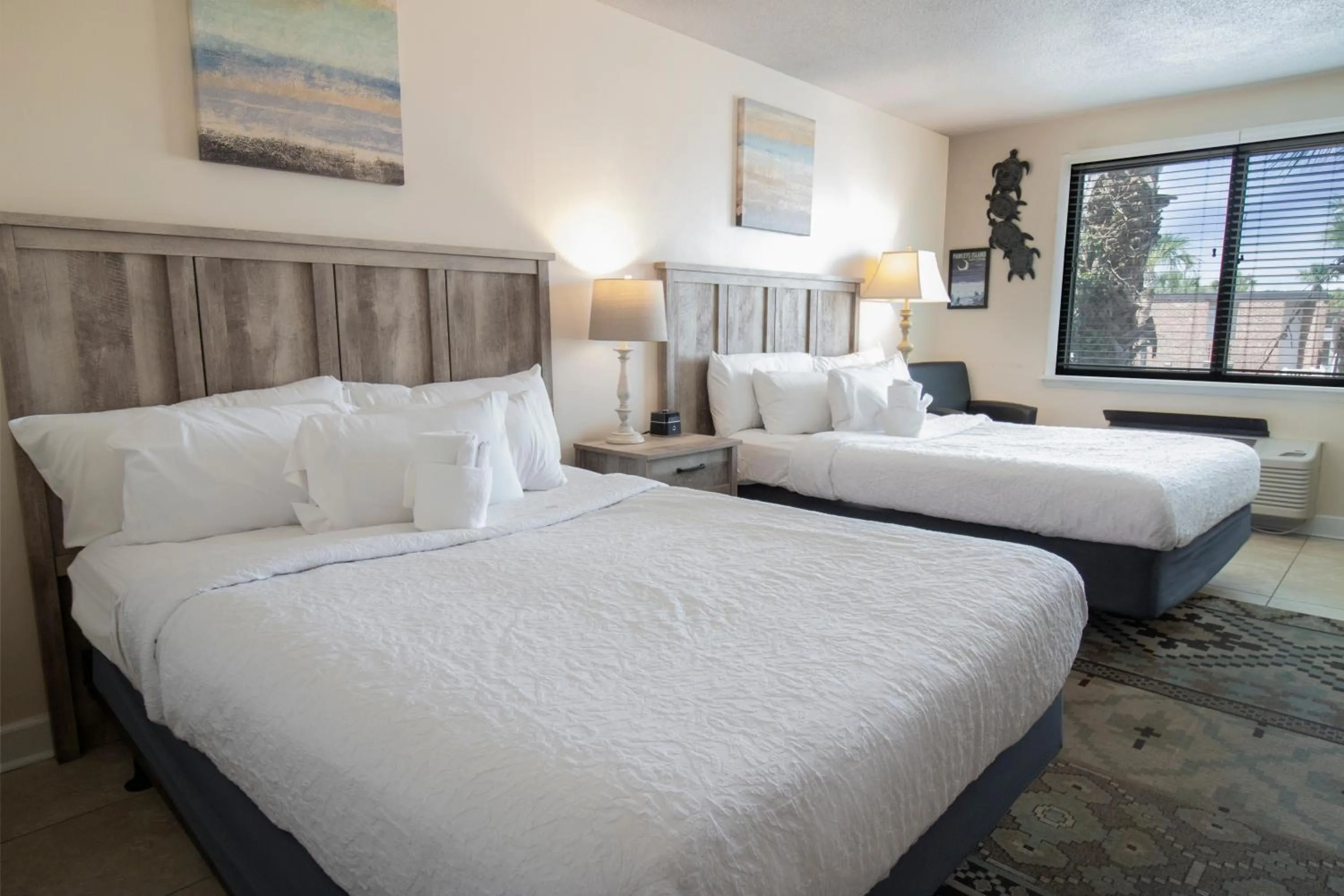 Bed in Oceanfront Litchfield Inn