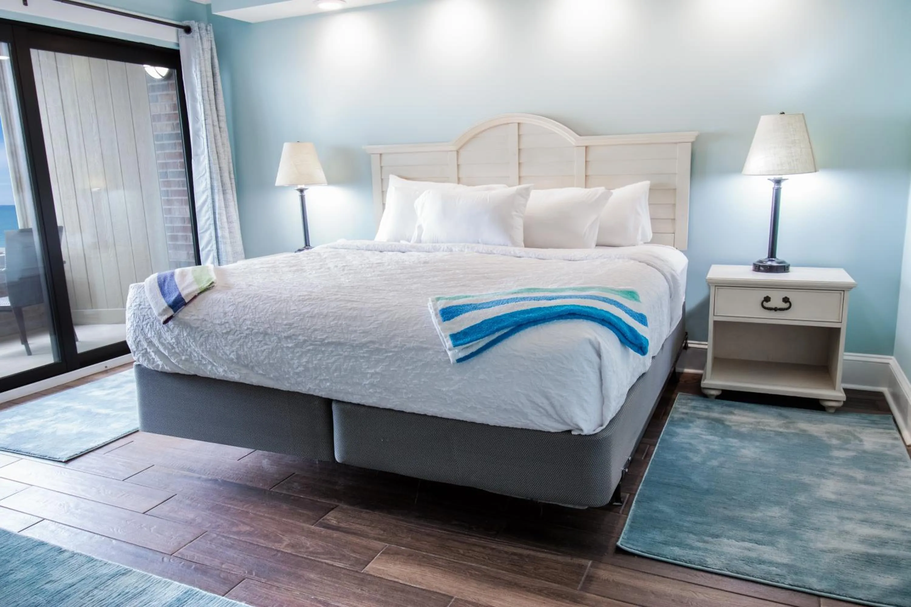 Bedroom, Bed in Oceanfront Litchfield Inn