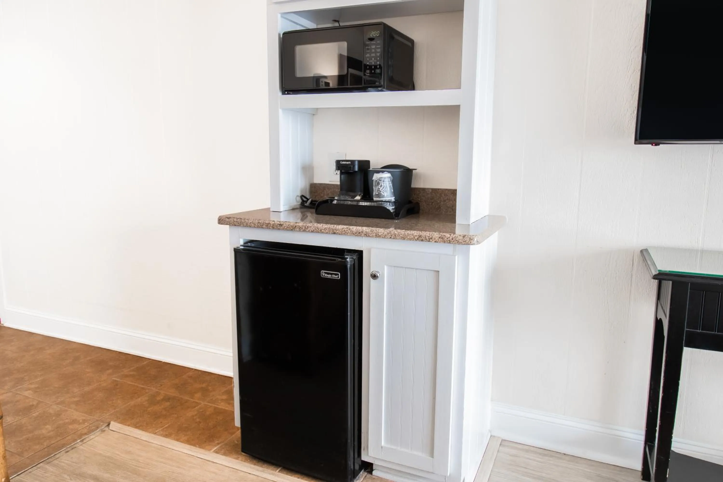 Coffee/tea facilities in Oceanfront Litchfield Inn