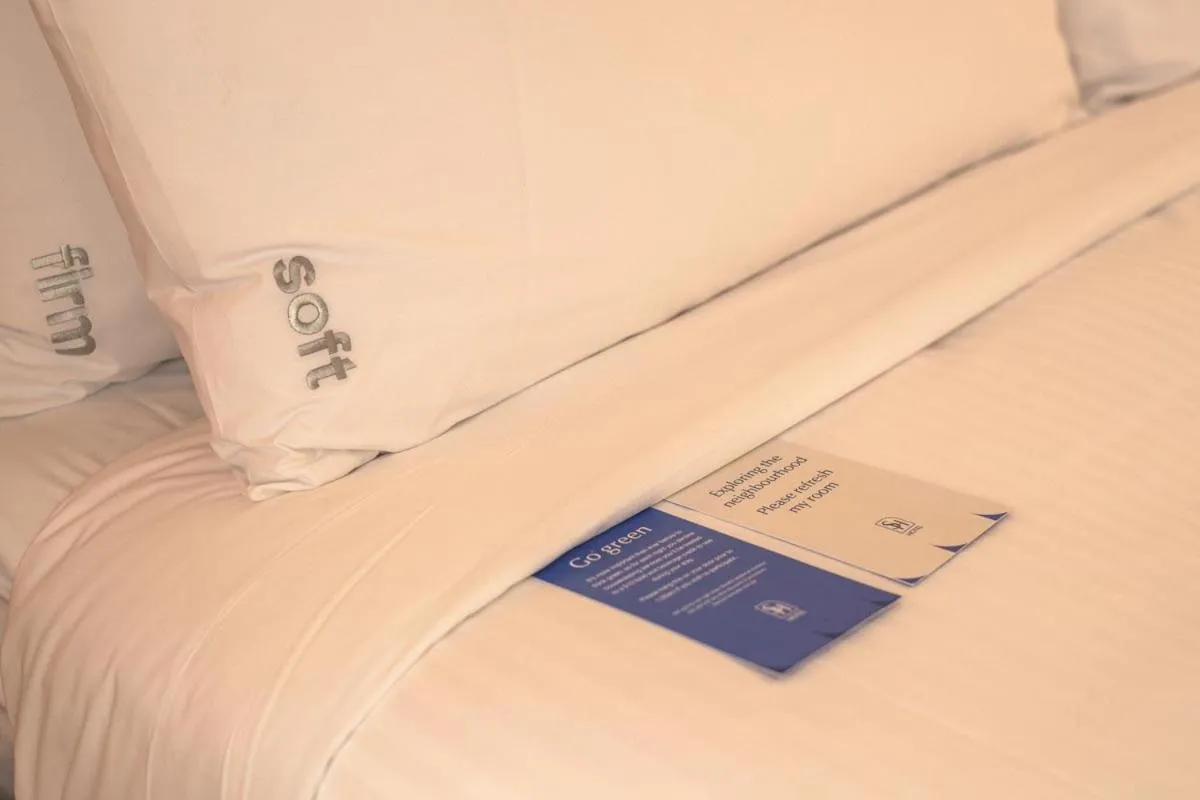 Bedroom, Bed in Sydney Harbour Hotel