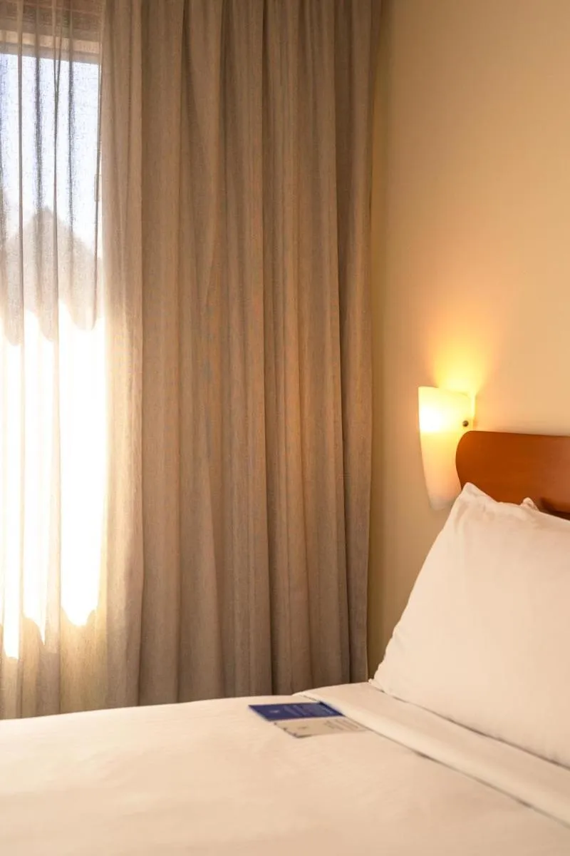 Bedroom, Bed in Sydney Harbour Hotel