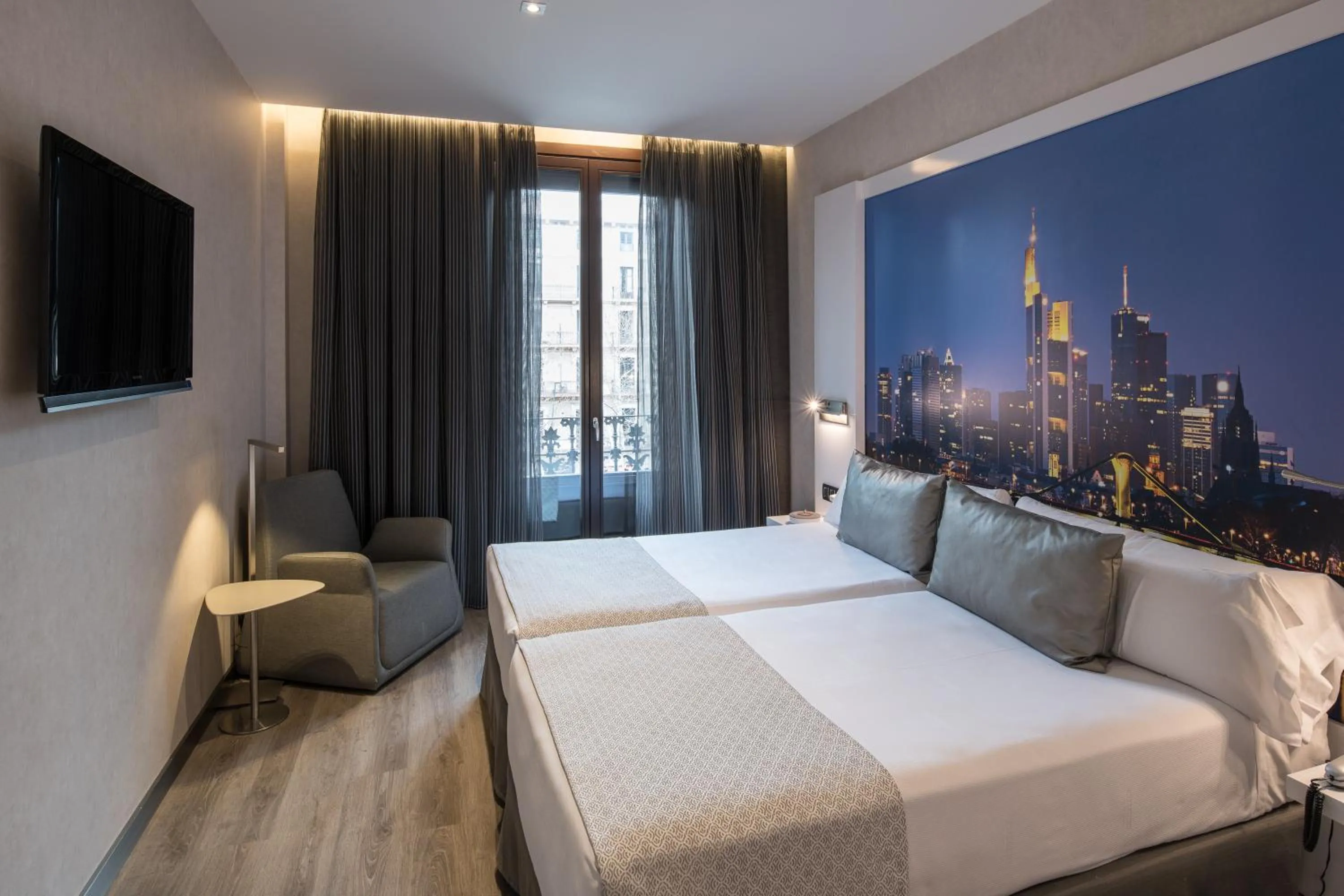 Photo of the whole room, Bed in Catalonia Gran Via BCN