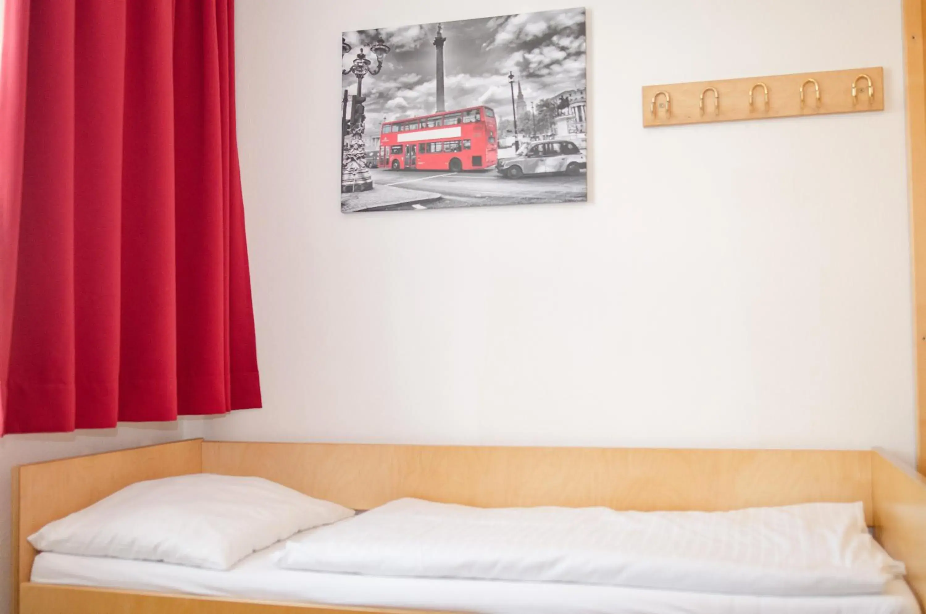 Quintuple Room - single occupancy in Jugend- und Familiengästehaus Villach Quintuple Room - single occupancy in Jugend- und Familiengästehaus Villach
