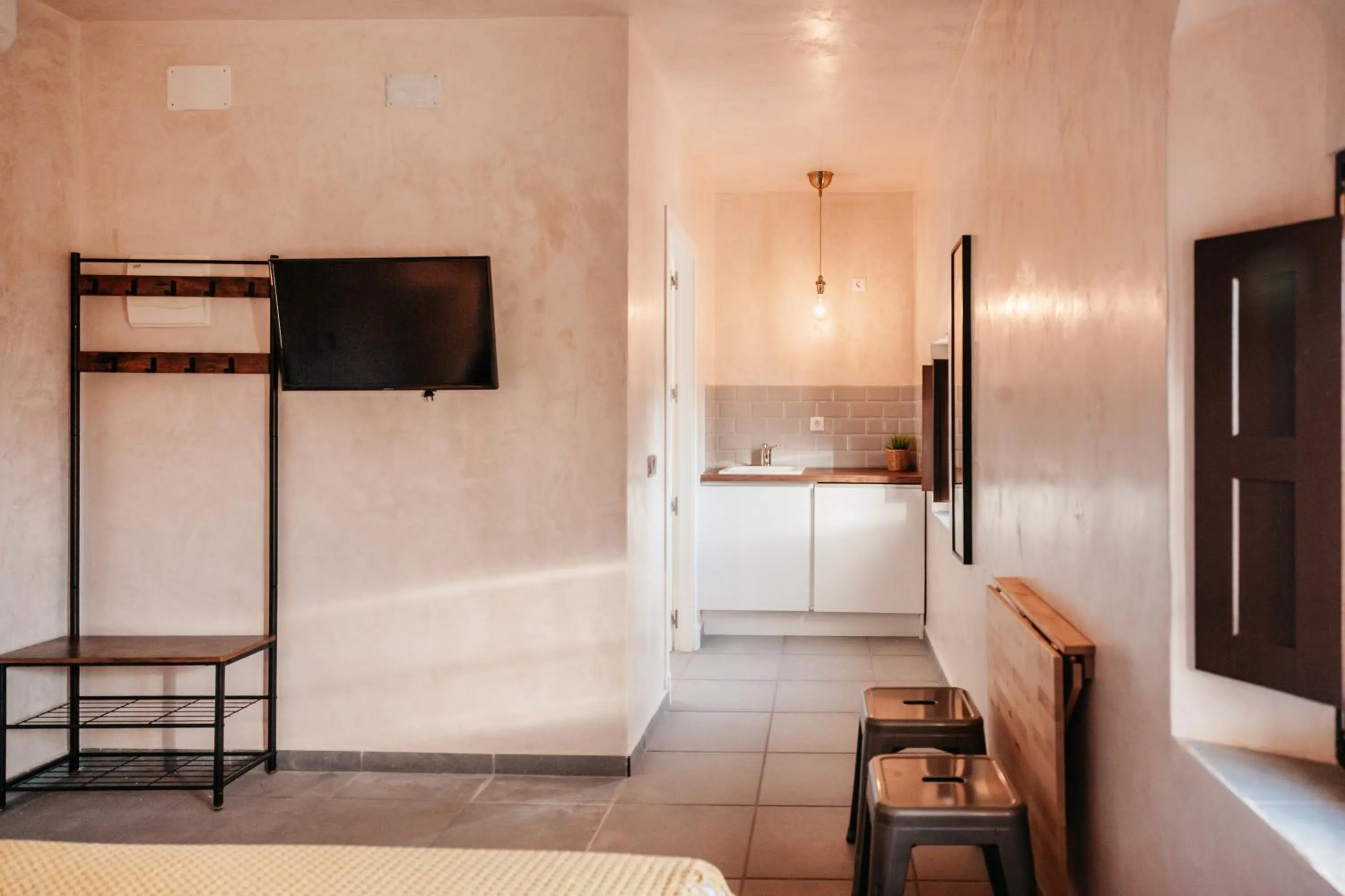 Kitchen or kitchenette, Bed in ASTUTO Boutique Jerez - Adults Only