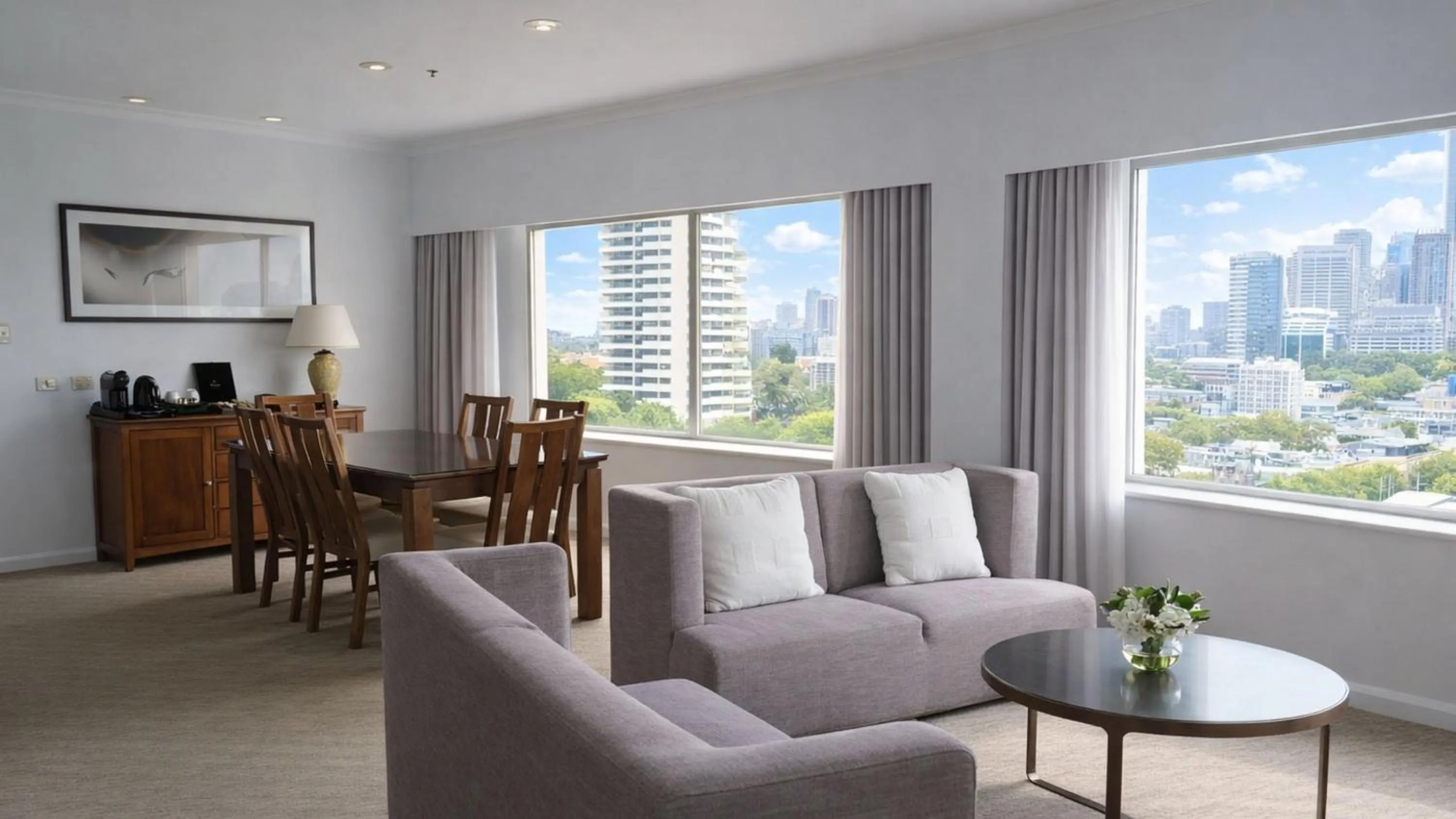 Photo of the whole room in Holiday Inn Sydney Potts Point