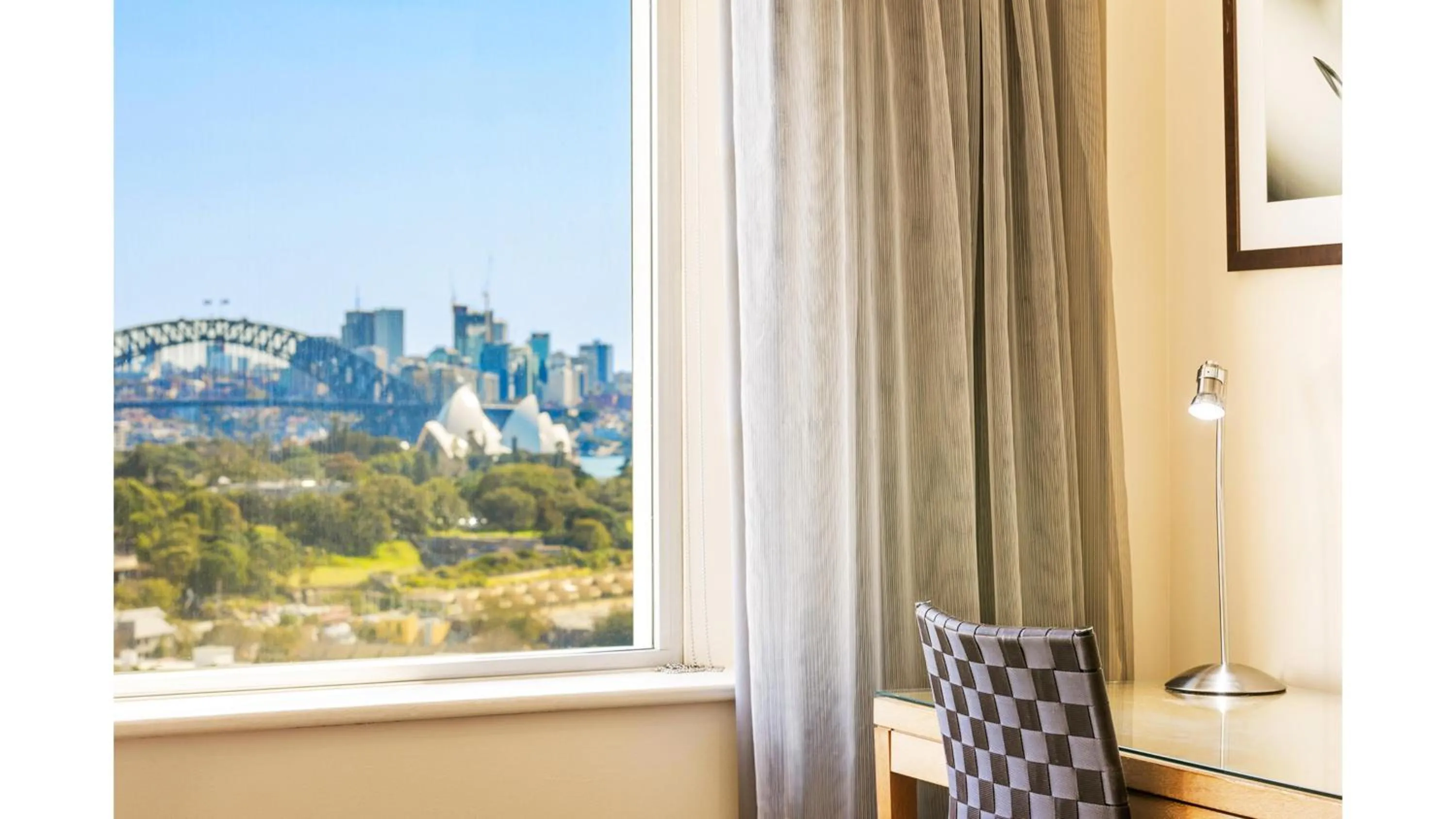 Property building in Holiday Inn Sydney Potts Point