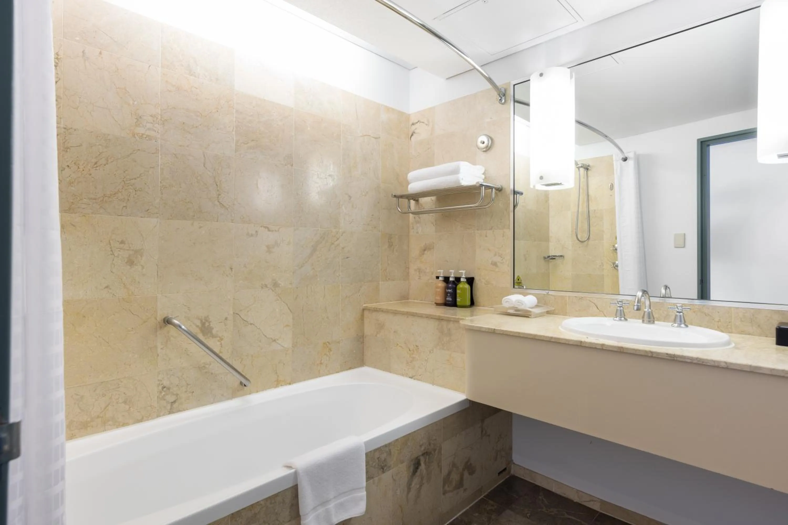 Bathroom in Holiday Inn Sydney Potts Point