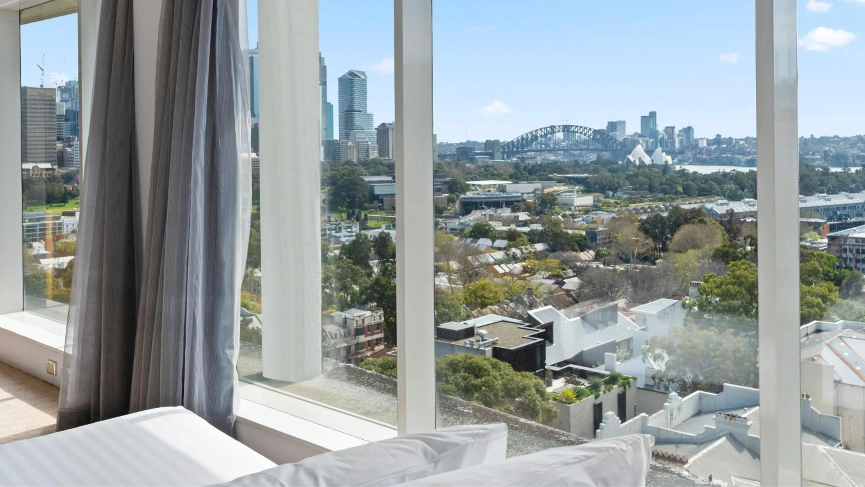 Property building in Holiday Inn Sydney Potts Point