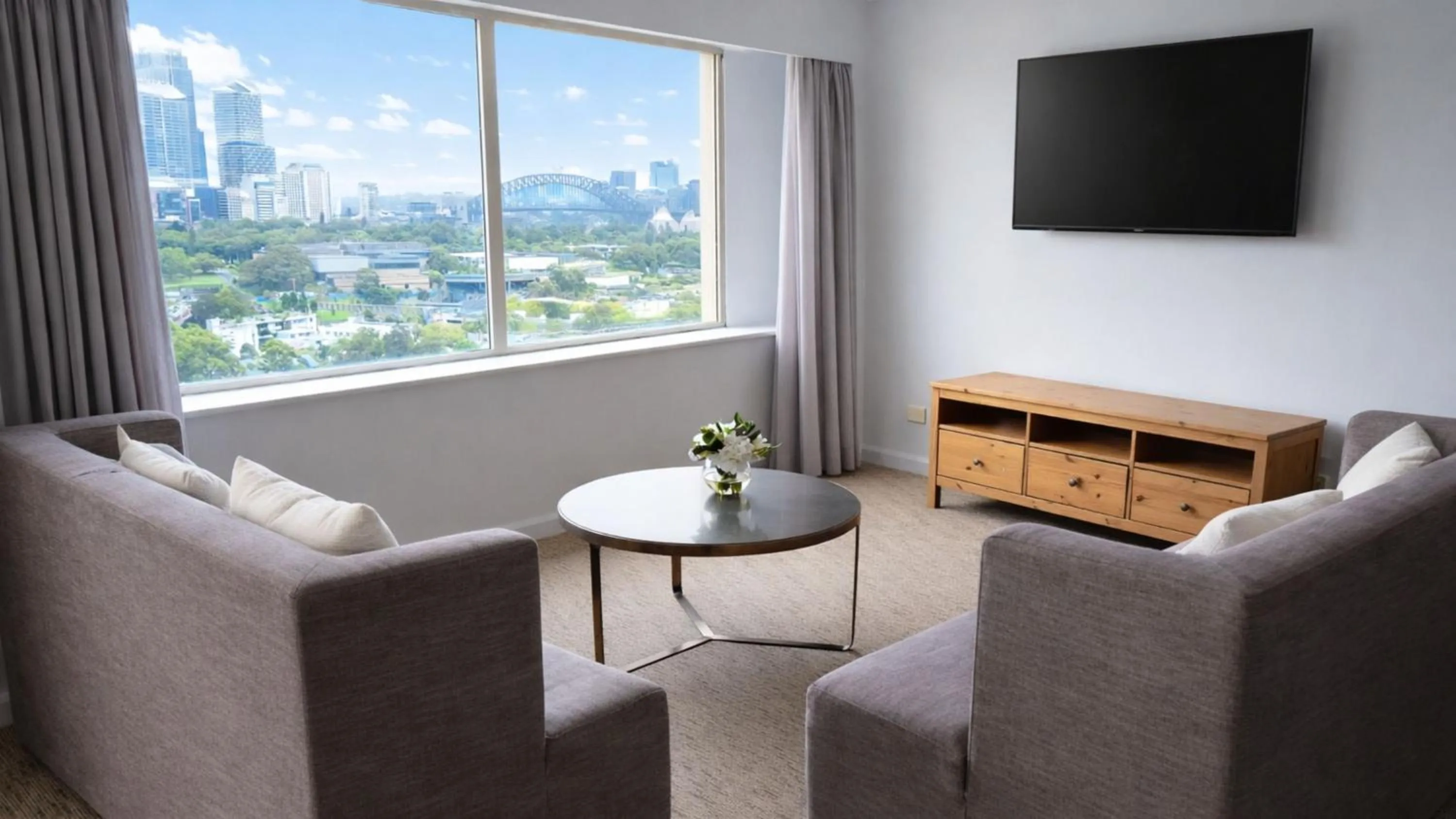 Photo of the whole room in Holiday Inn Sydney Potts Point