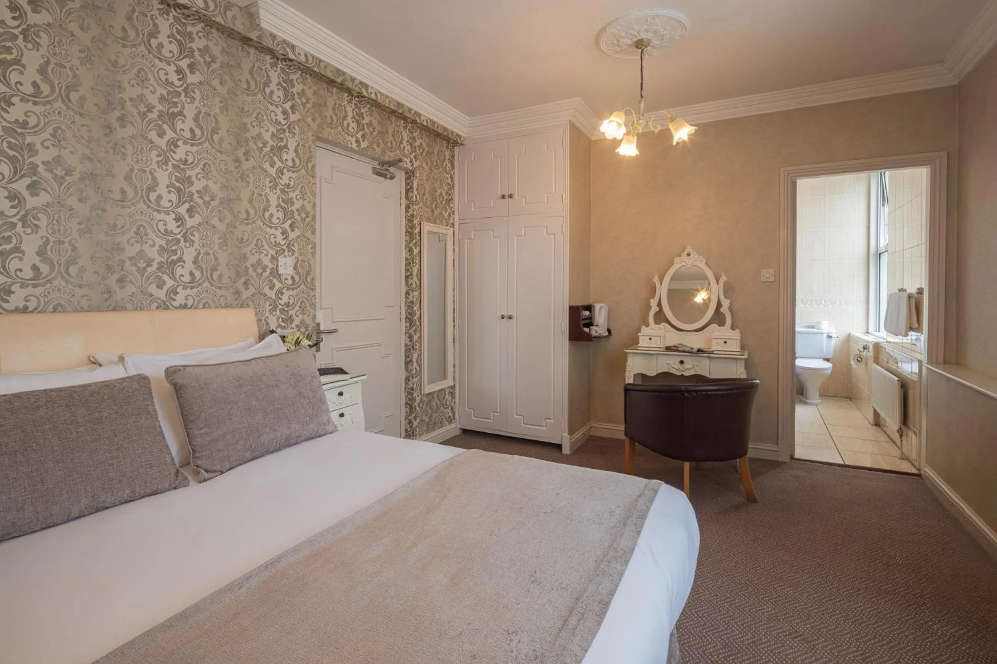 Photo of the whole room, Bed in Dooly's Hotel