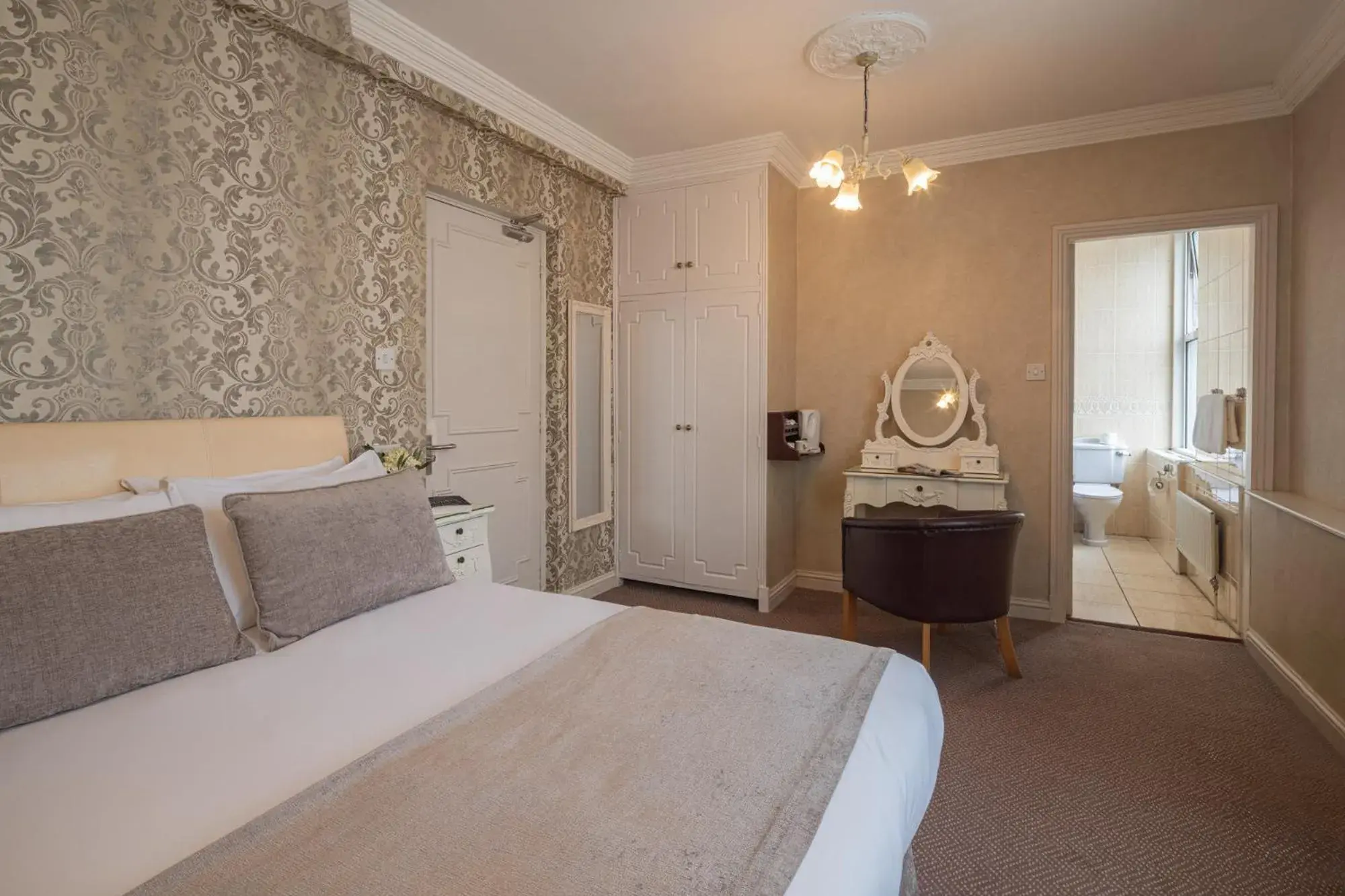 Double Room in Dooly's Hotel Double Room in Dooly's Hotel