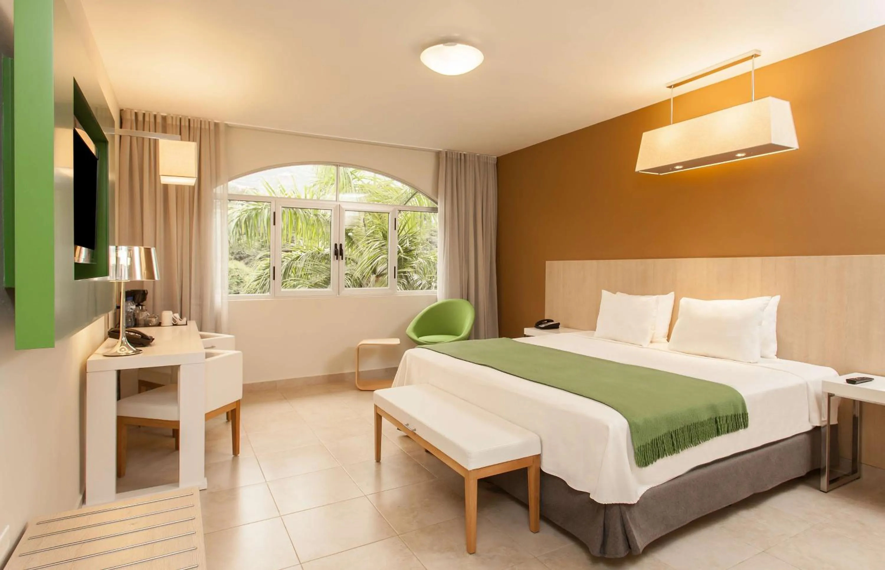 Photo of the whole room in El Rancho Haiti