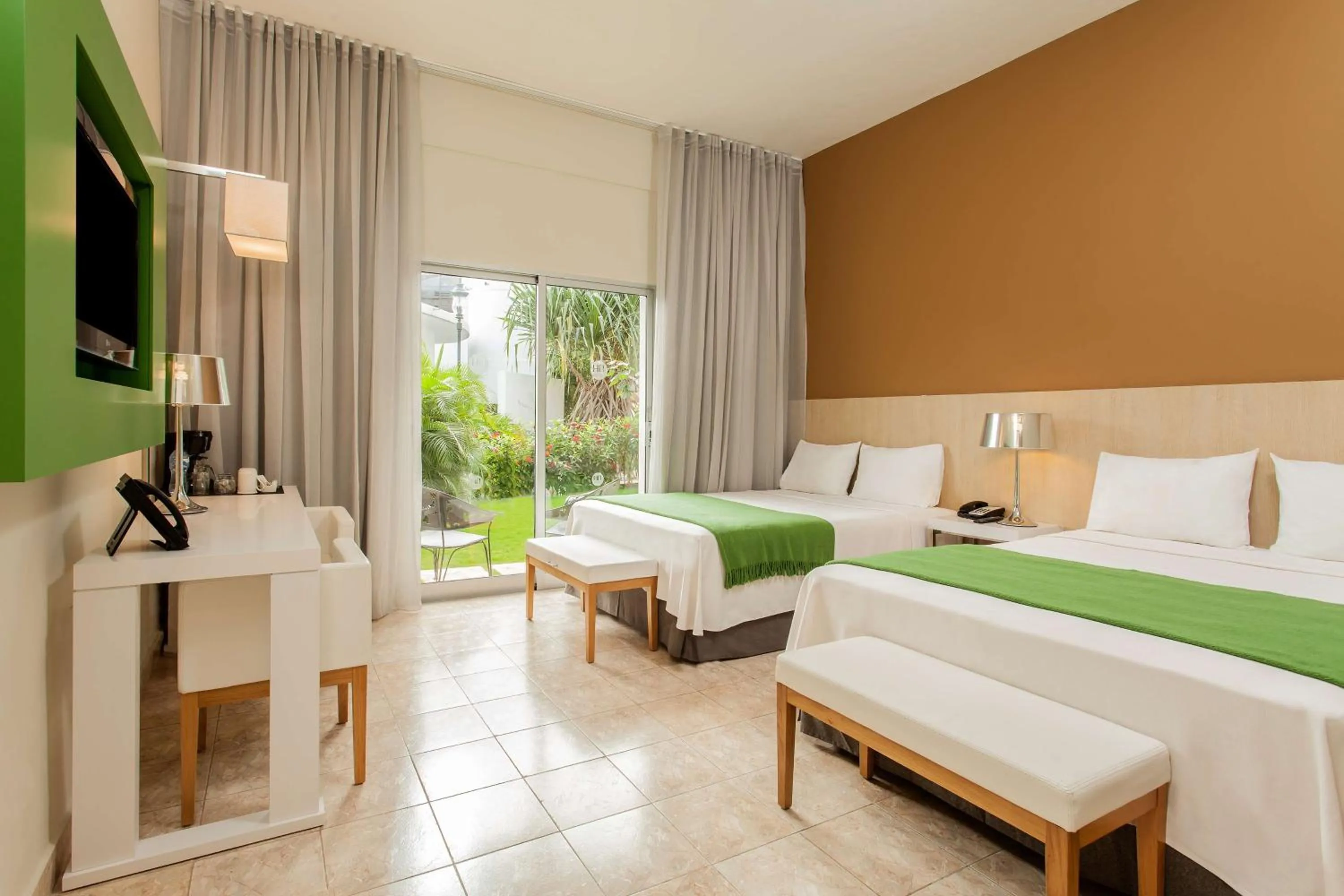 Photo of the whole room in El Rancho Haiti