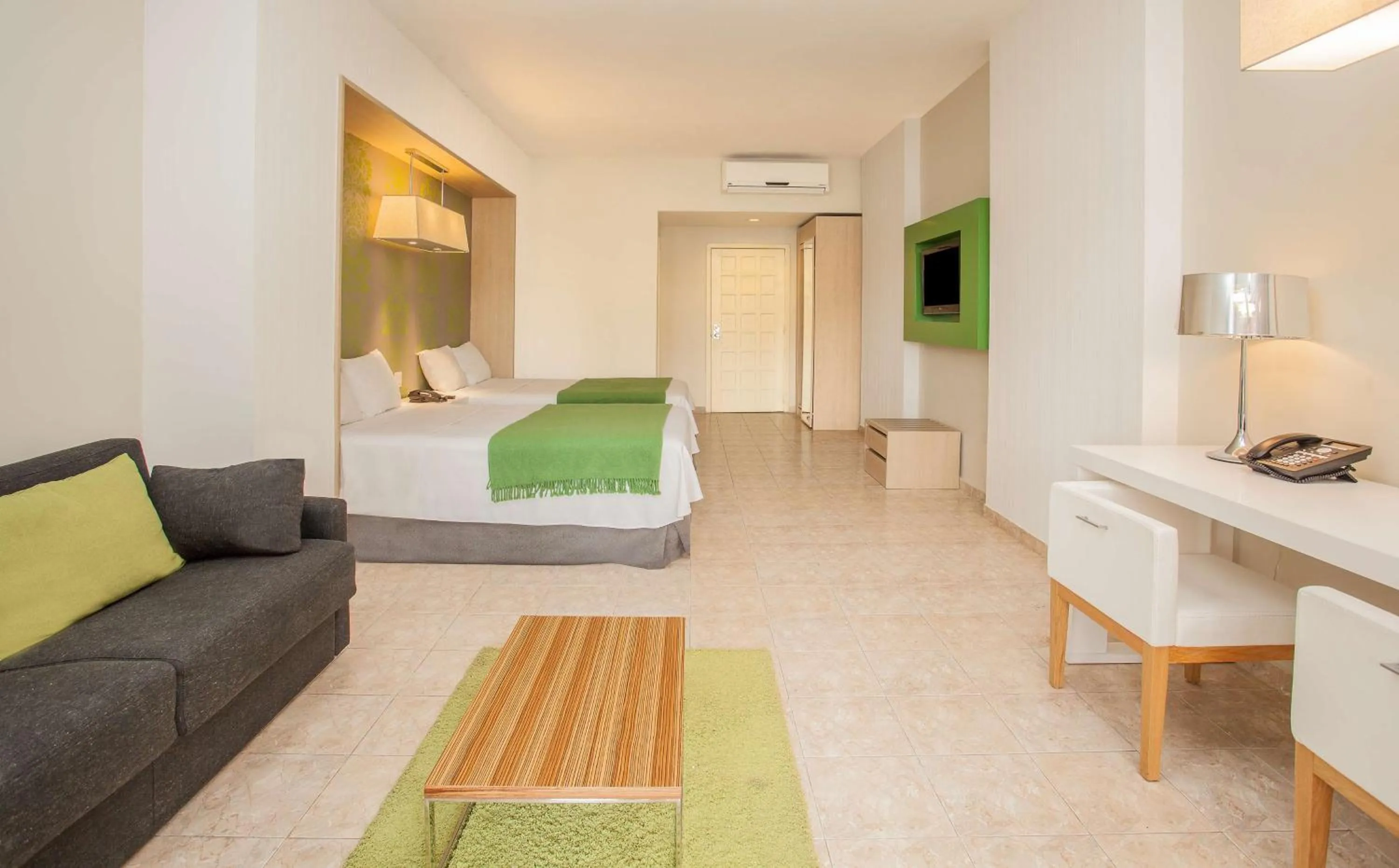 Photo of the whole room in El Rancho Haiti