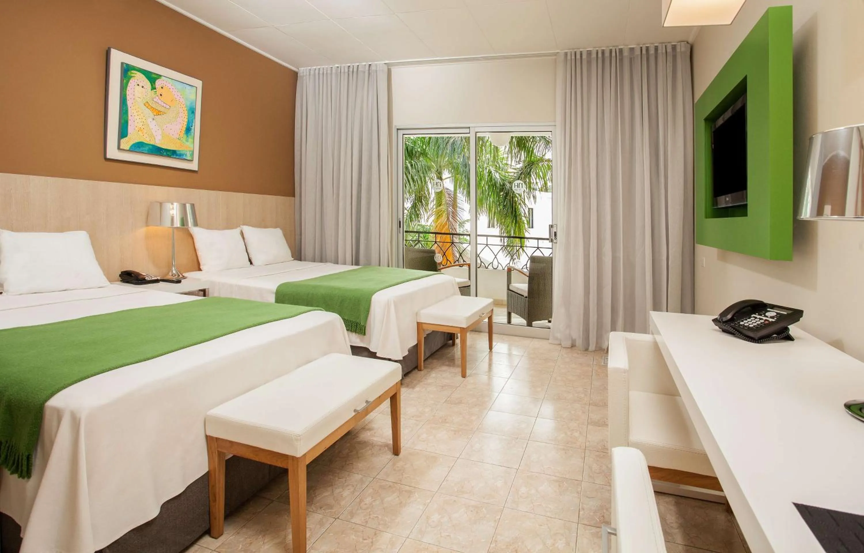 Photo of the whole room in El Rancho Haiti