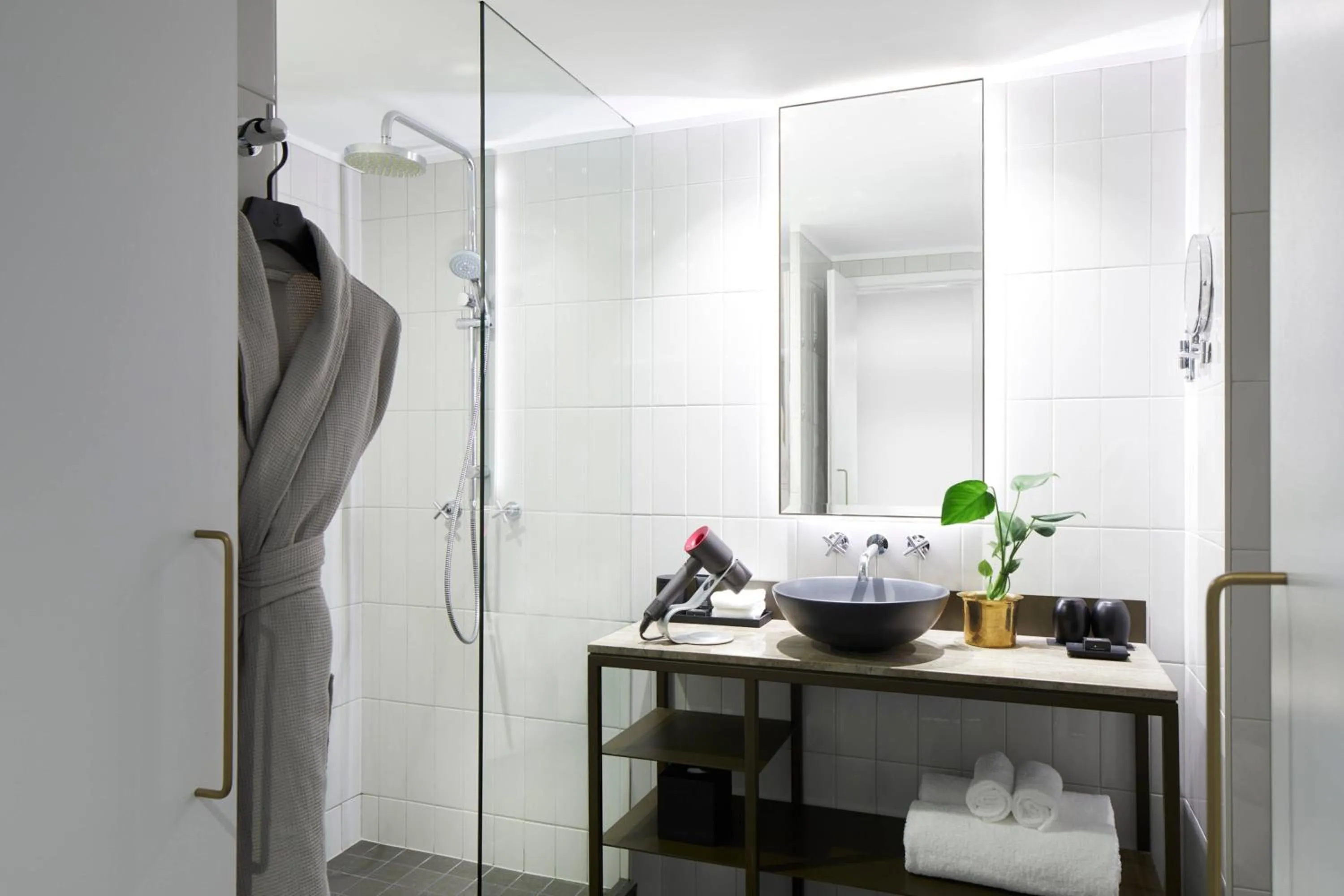 Bathroom in Pier One Sydney Harbour, Autograph Collection