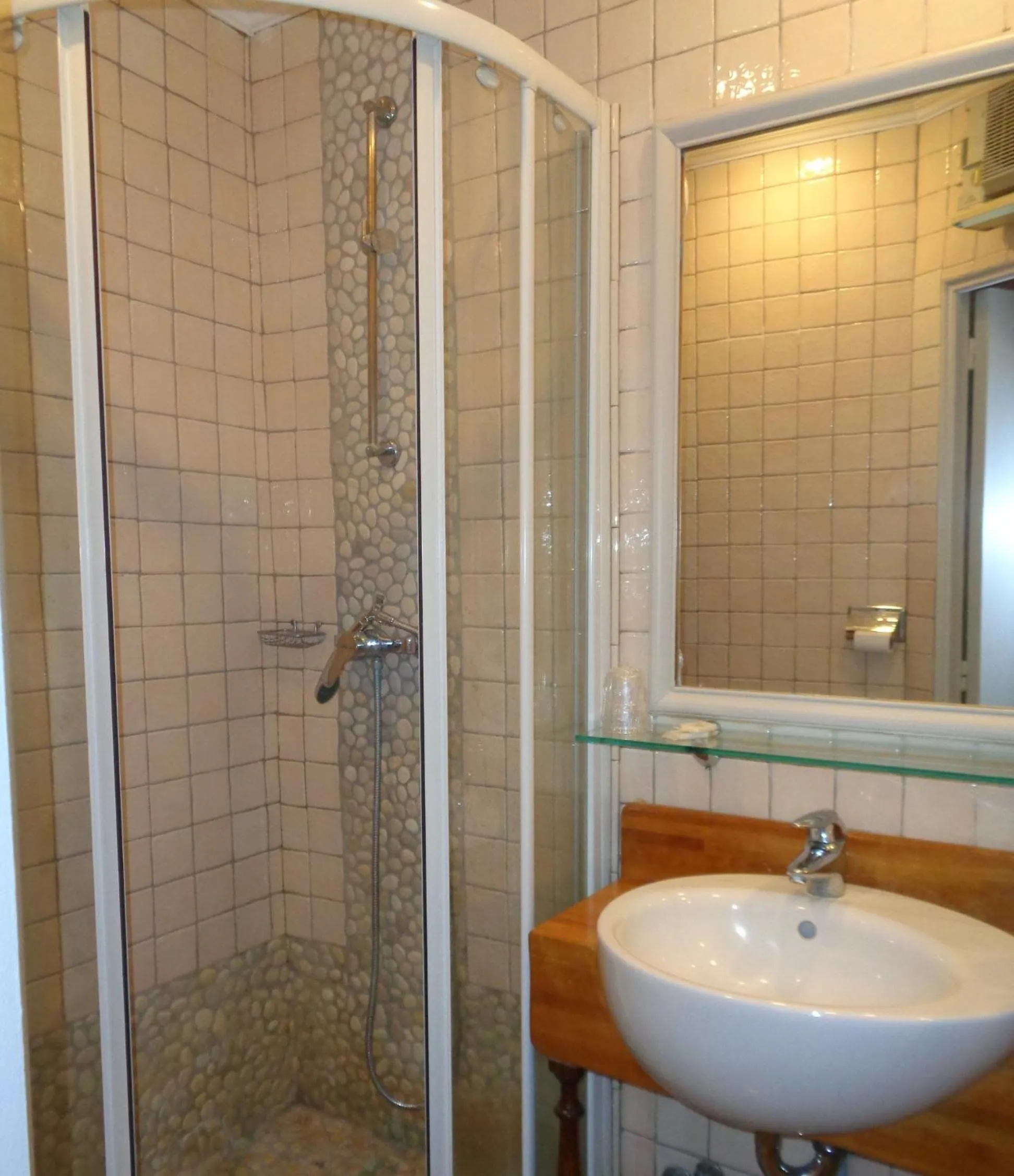 Bathroom in Hôtel les Degrés de Notre Dame