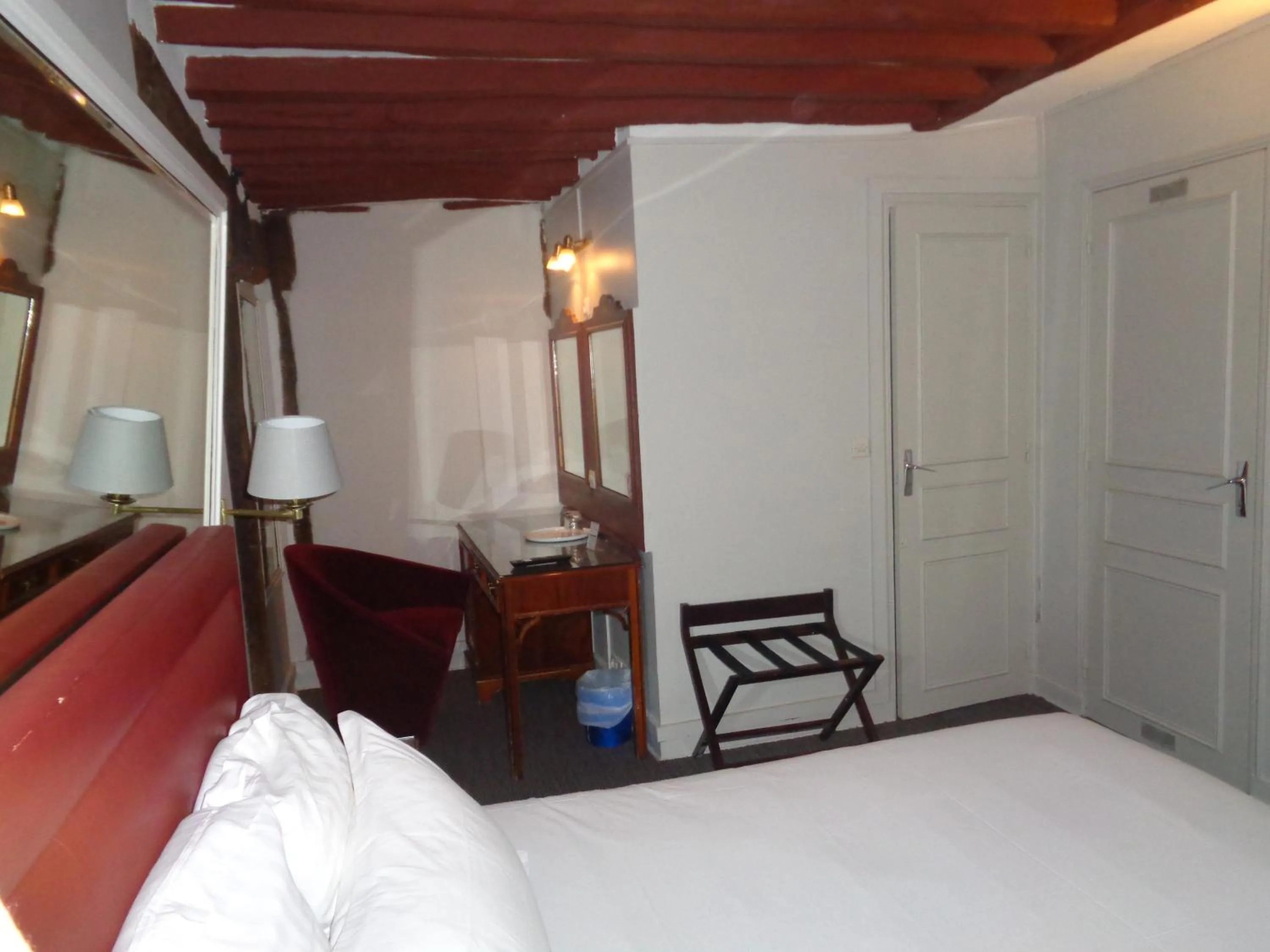 Bedroom, Bed in Hôtel les Degrés de Notre Dame