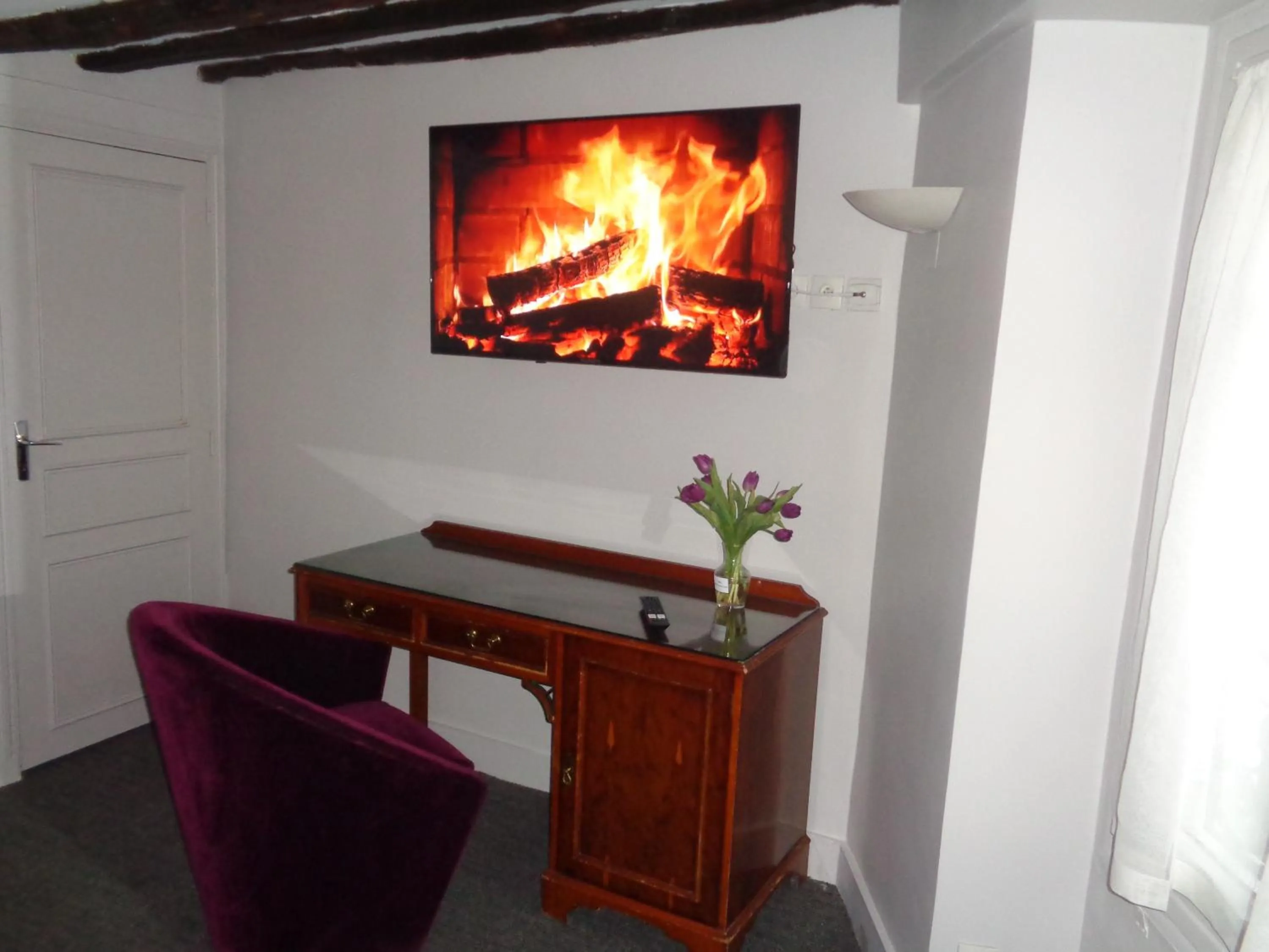 TV and multimedia in Hôtel les Degrés de Notre Dame