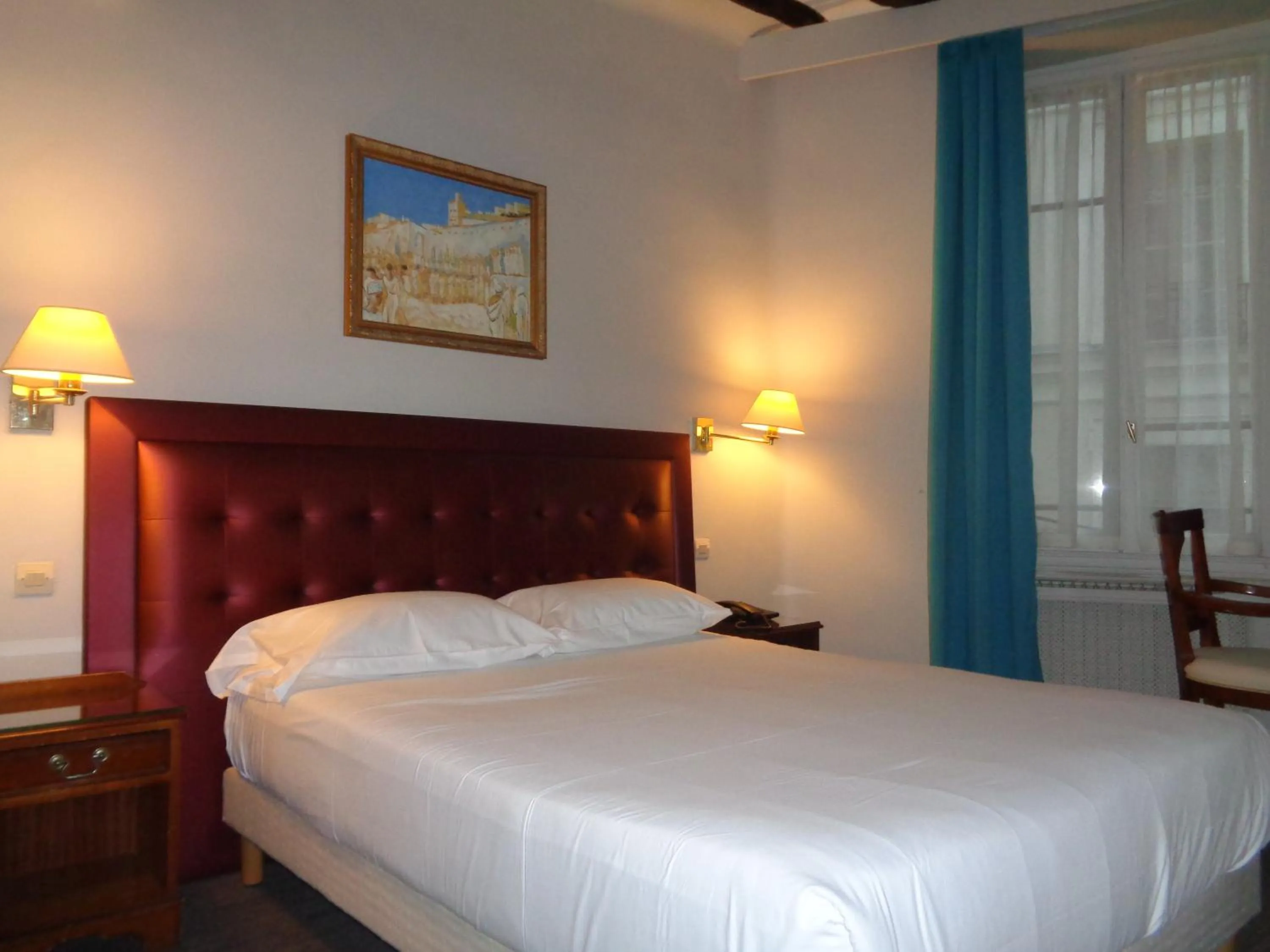 Photo of the whole room, Bed in Hôtel les Degrés de Notre Dame