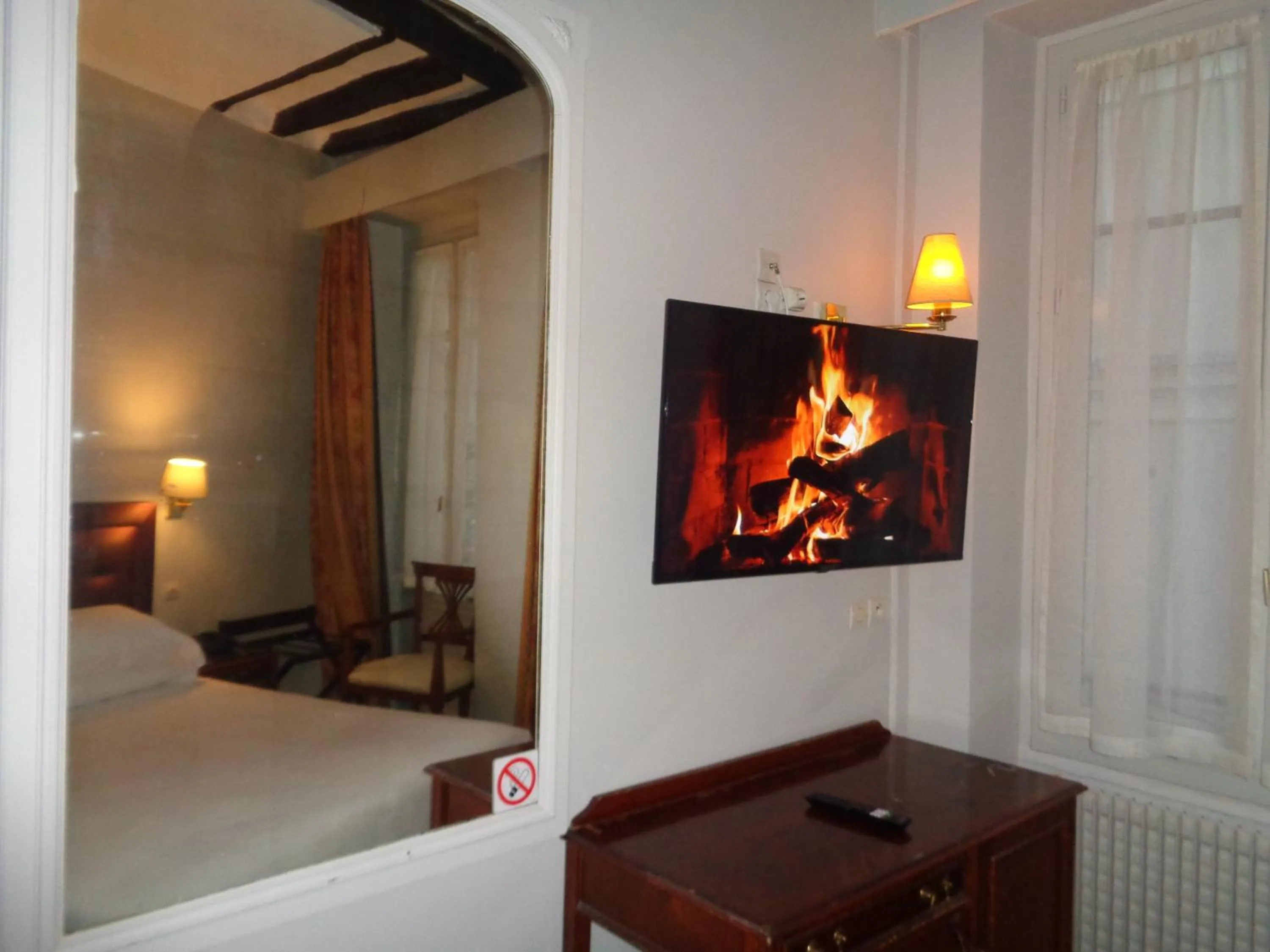 TV and multimedia, Bed in Hôtel les Degrés de Notre Dame