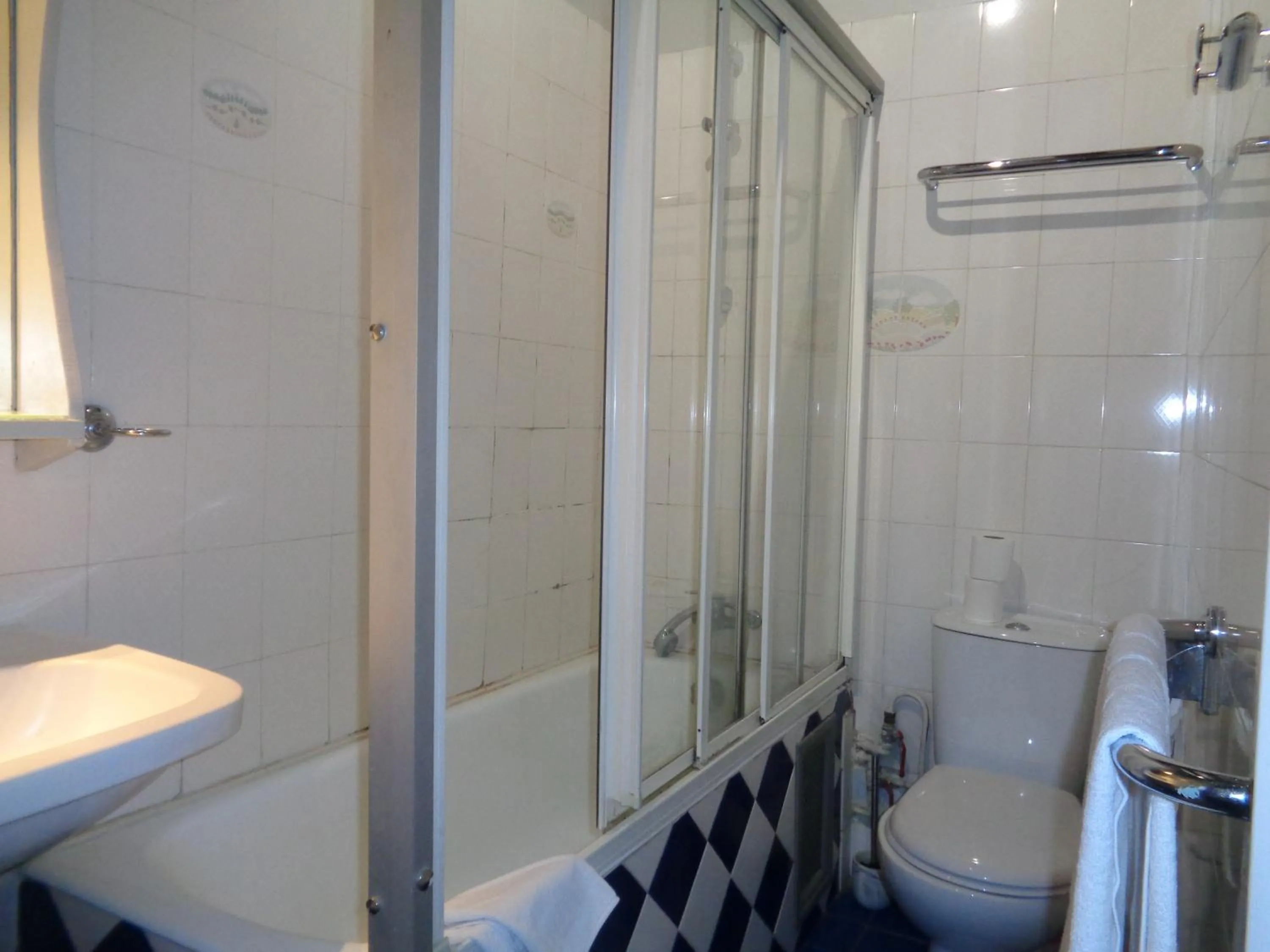 Bathroom in Hôtel les Degrés de Notre Dame