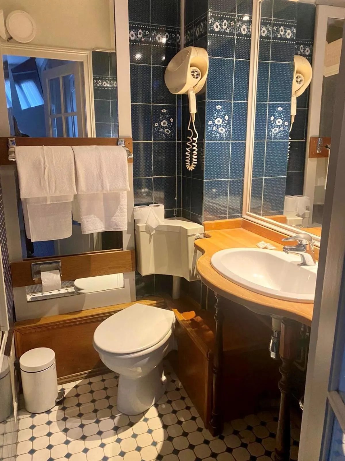 Bathroom in Hôtel les Degrés de Notre Dame