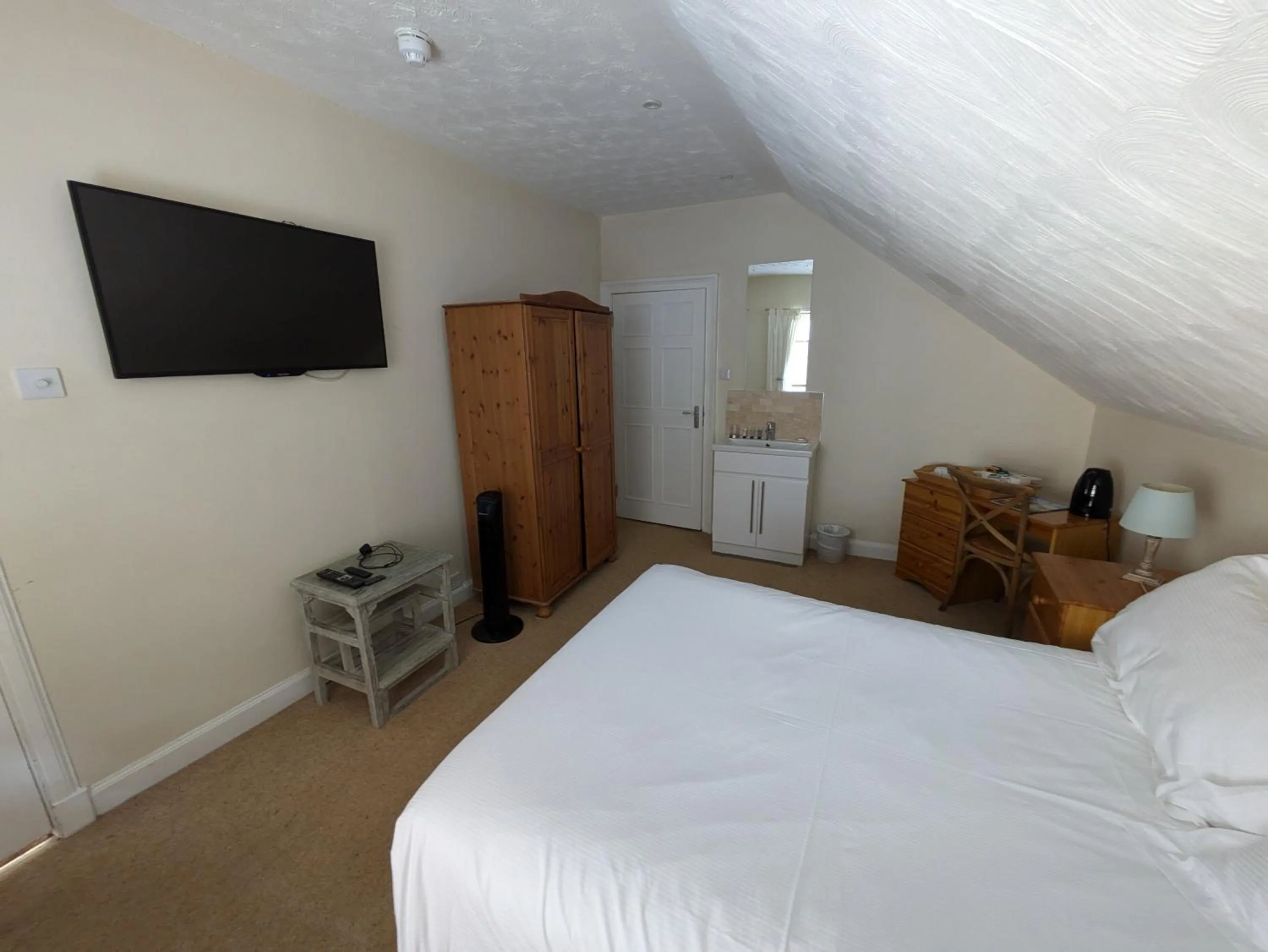 Bedroom, Bed in Buccleuch and Queensberry Arms Hotel