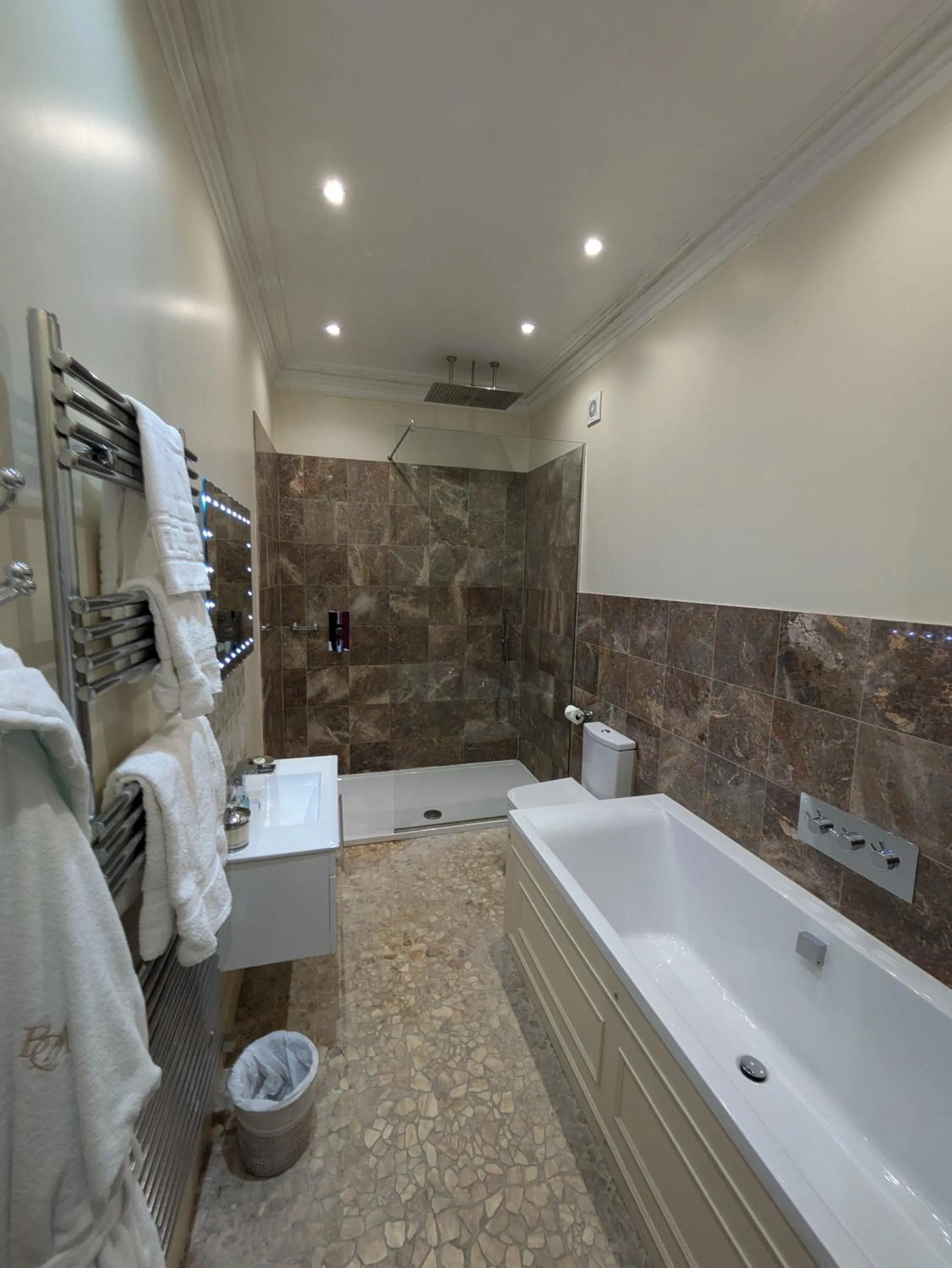 Bathroom in Buccleuch and Queensberry Arms Hotel