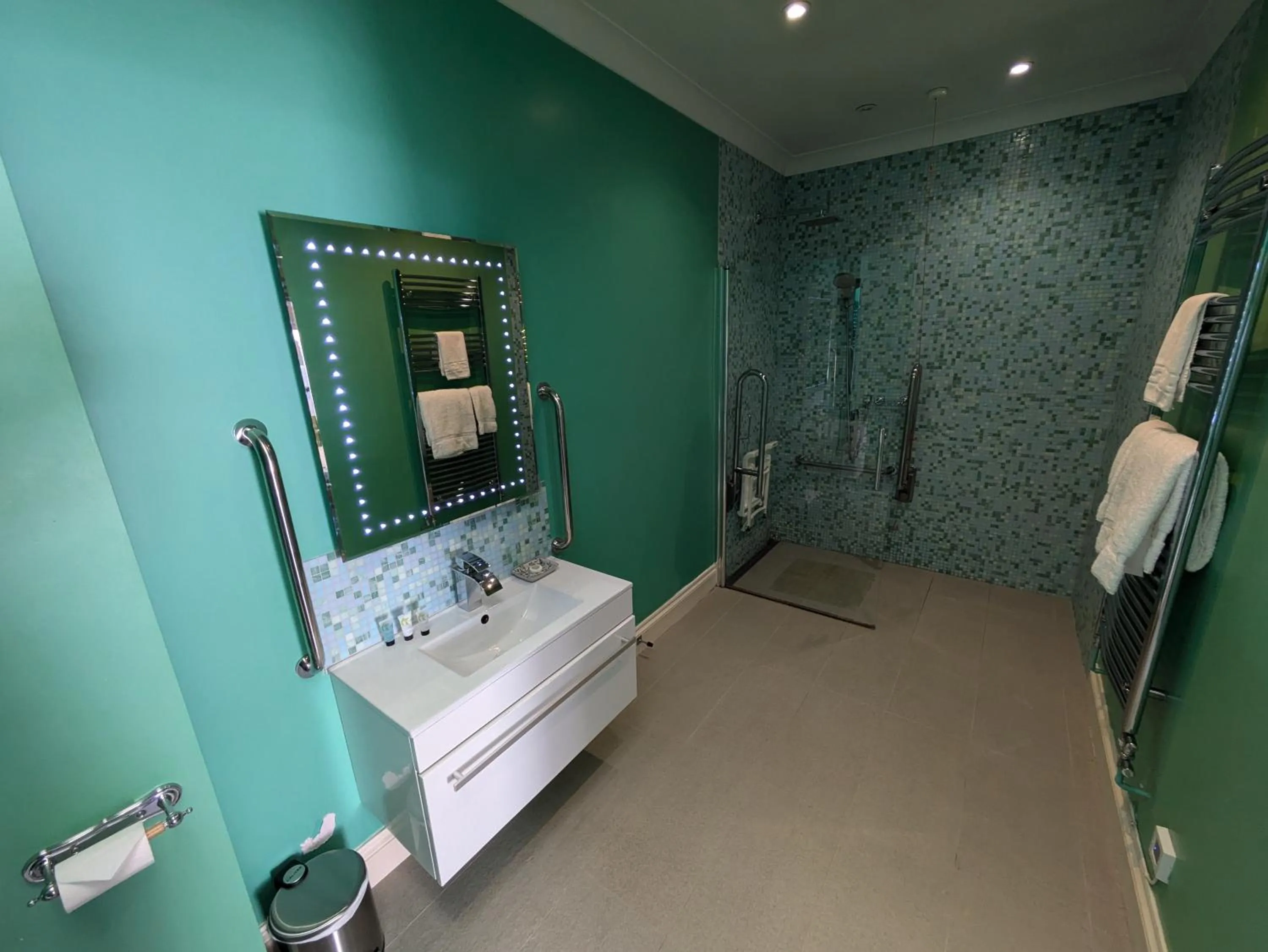 Bathroom in Buccleuch and Queensberry Arms Hotel