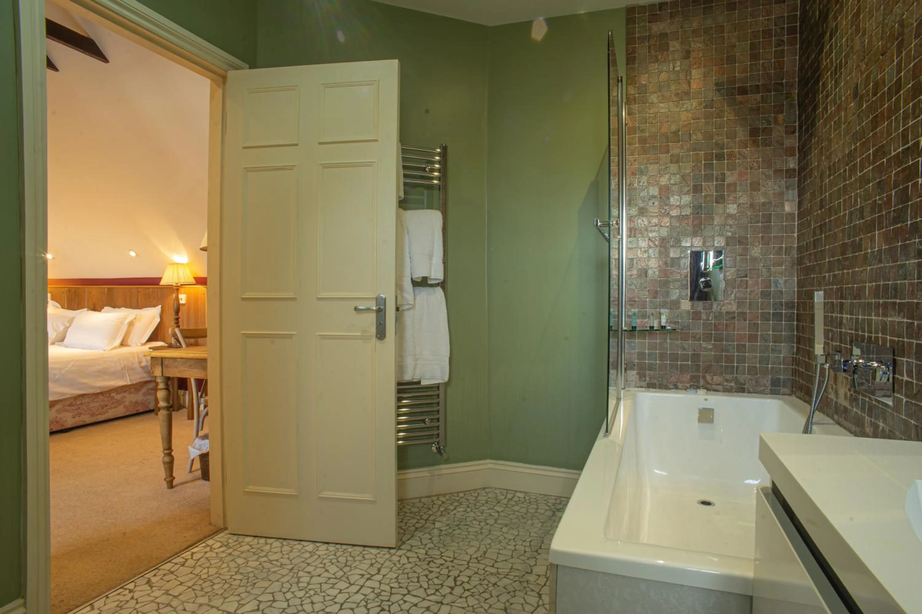 Bathroom, Bed in Buccleuch and Queensberry Arms Hotel
