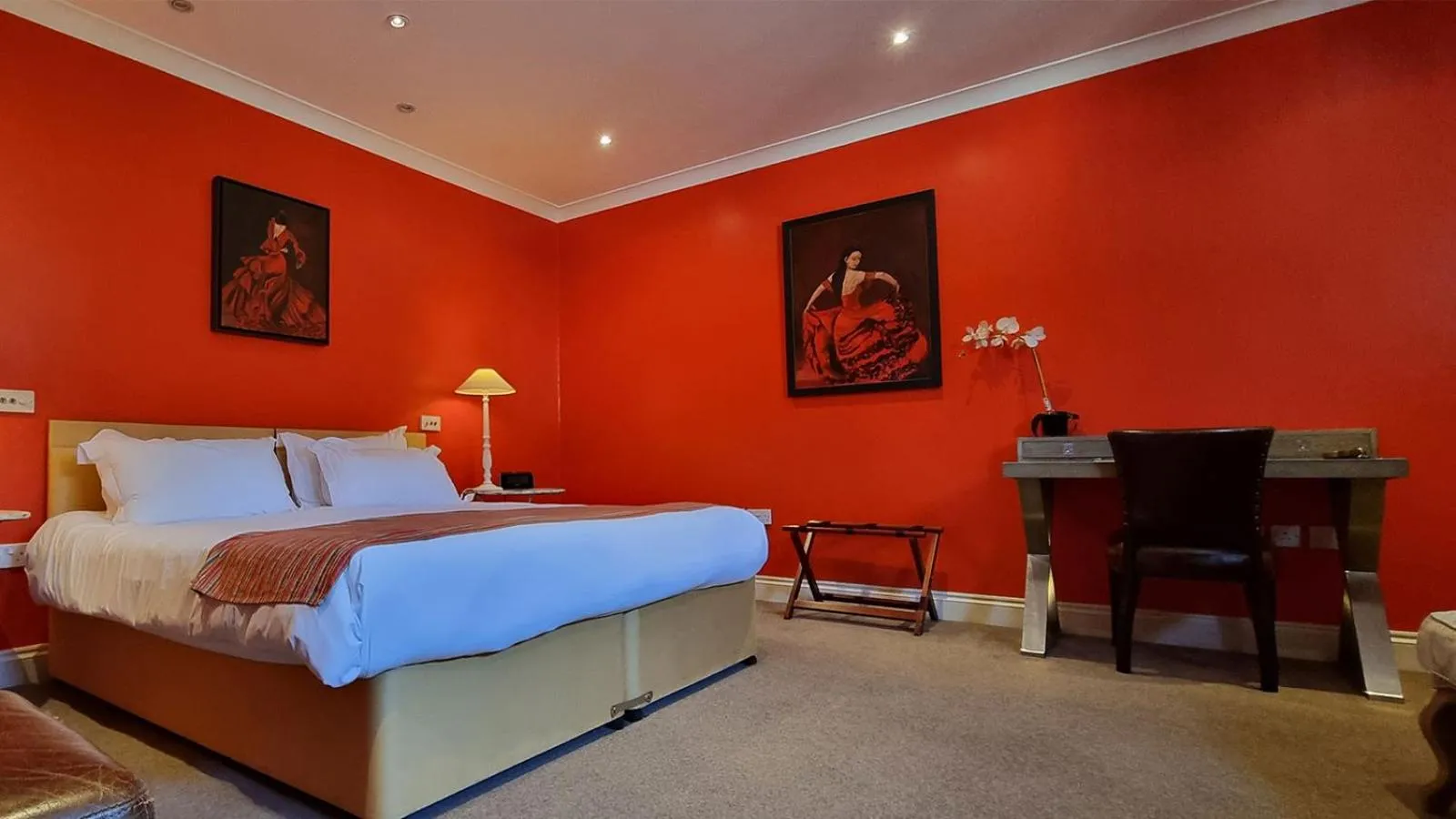 Bedroom, Bed in Buccleuch and Queensberry Arms Hotel