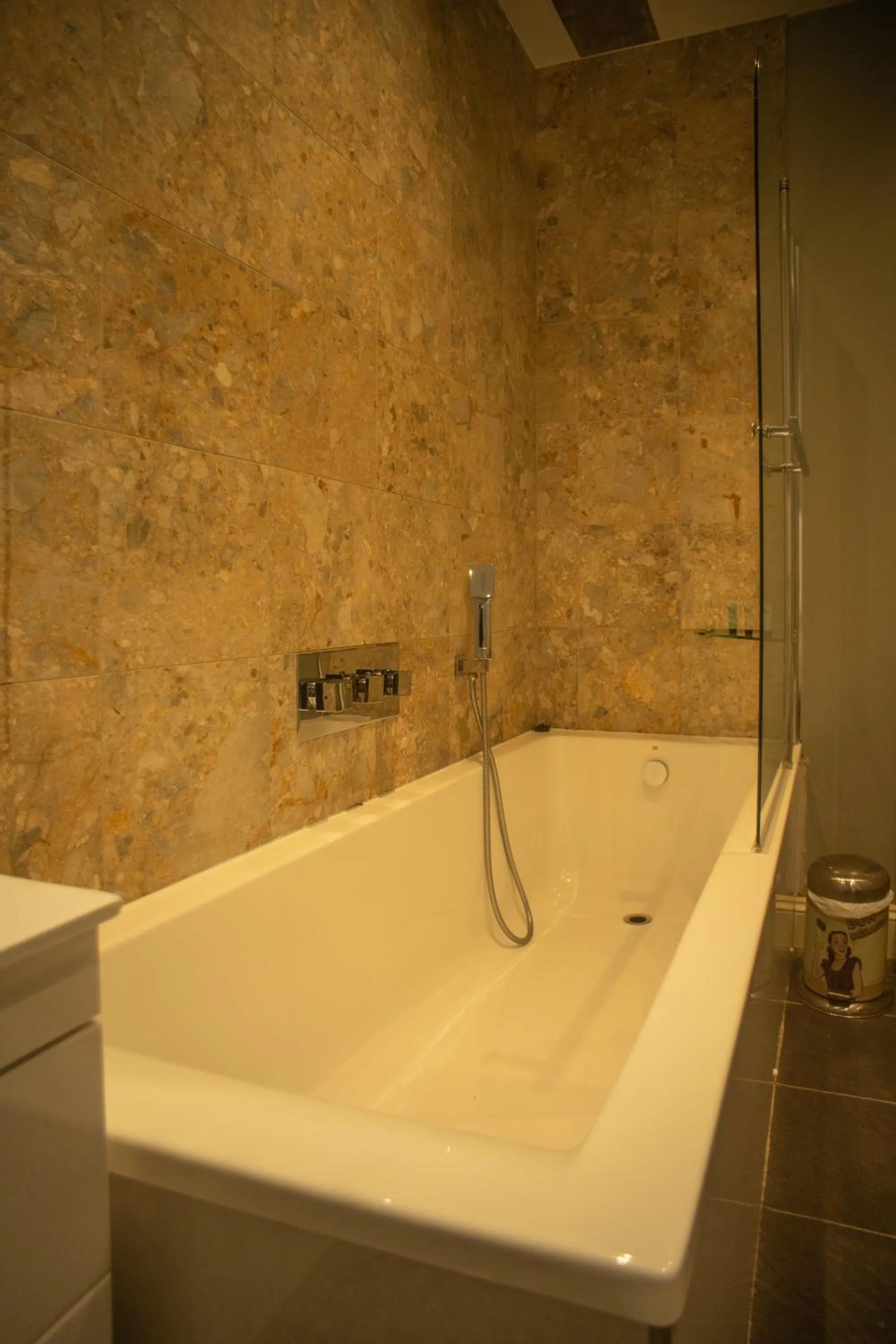 Bathroom in Buccleuch and Queensberry Arms Hotel