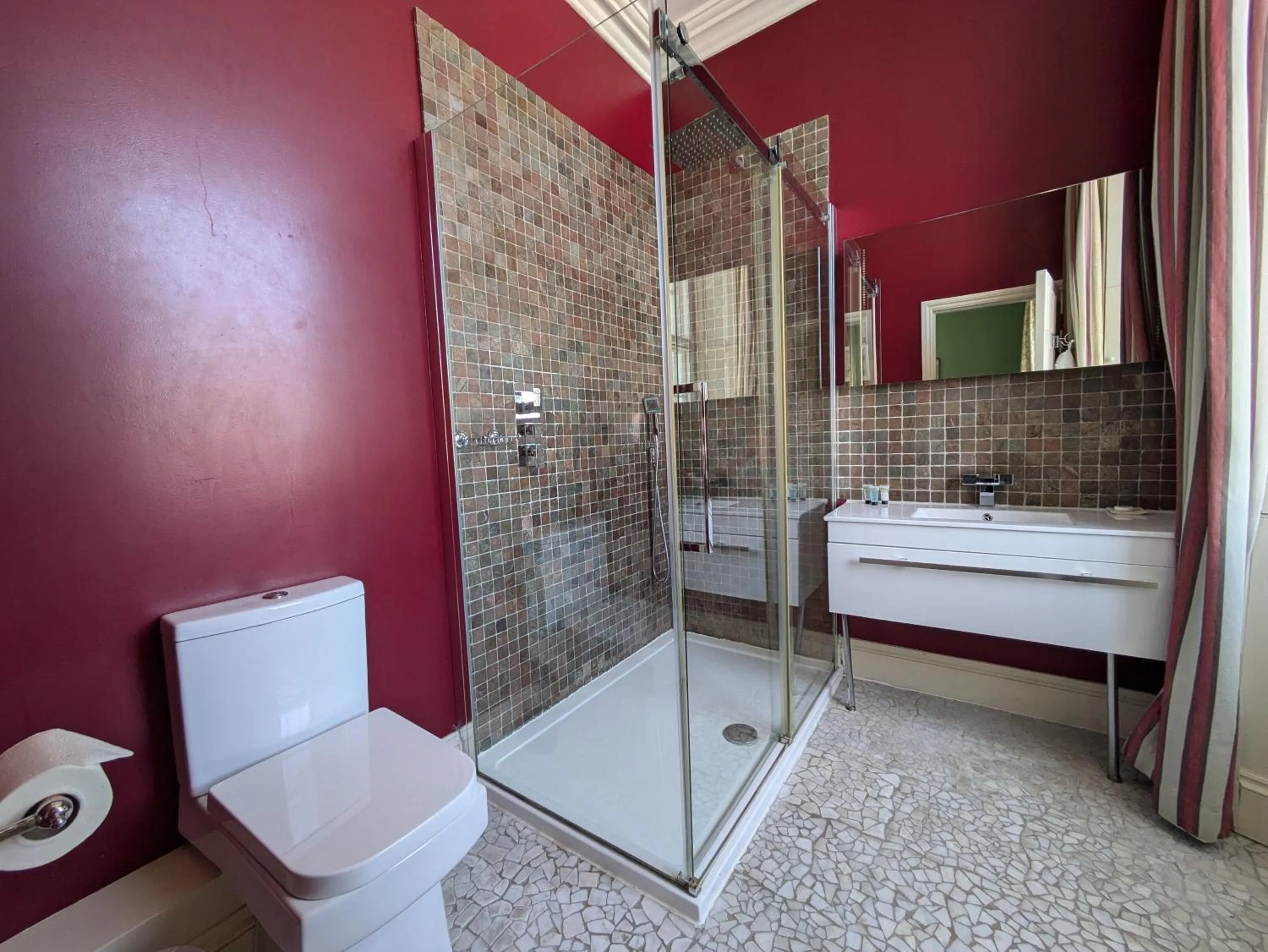 Bathroom in Buccleuch and Queensberry Arms Hotel