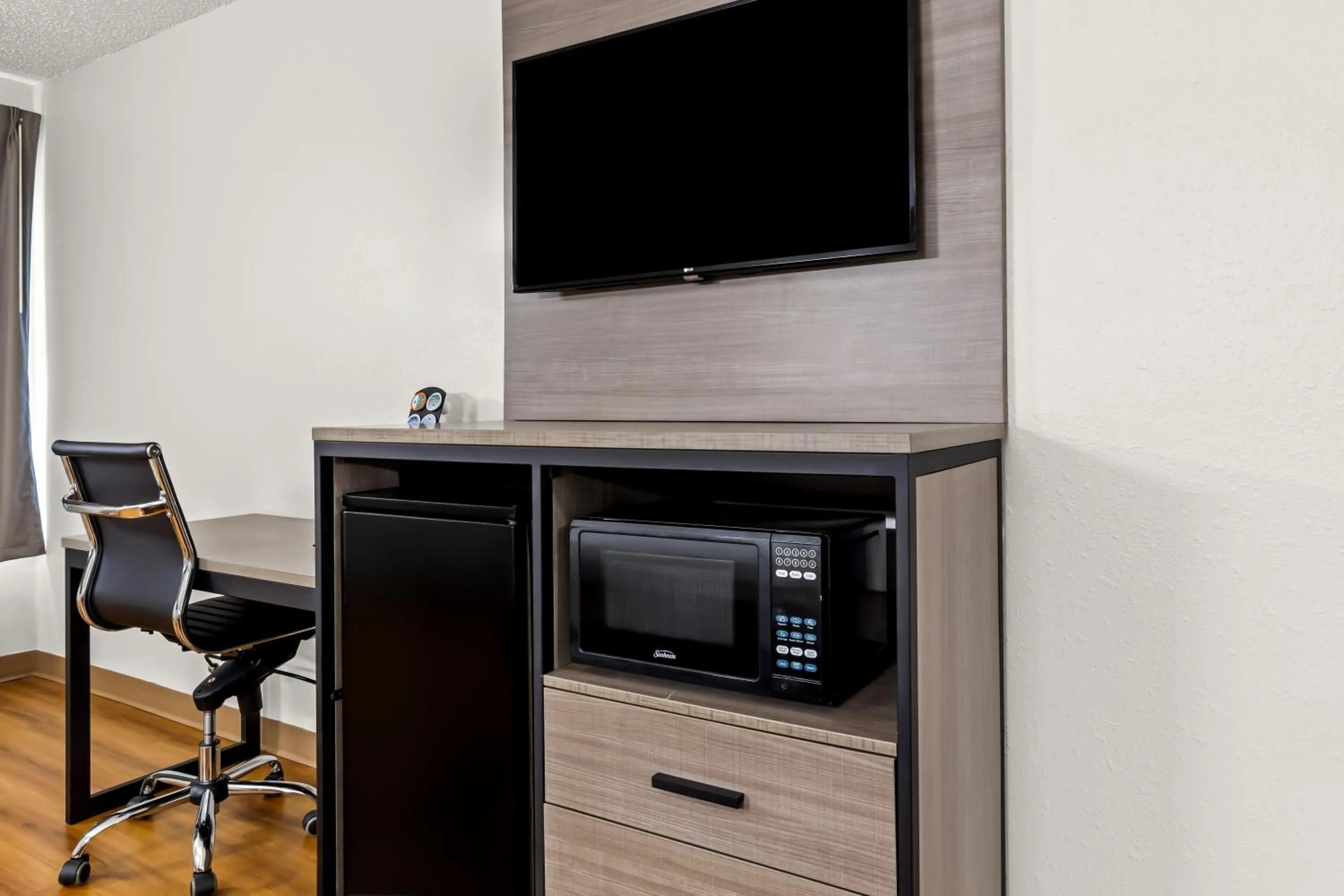 TV and multimedia in Red Lion Inn & Suites Saint Louis