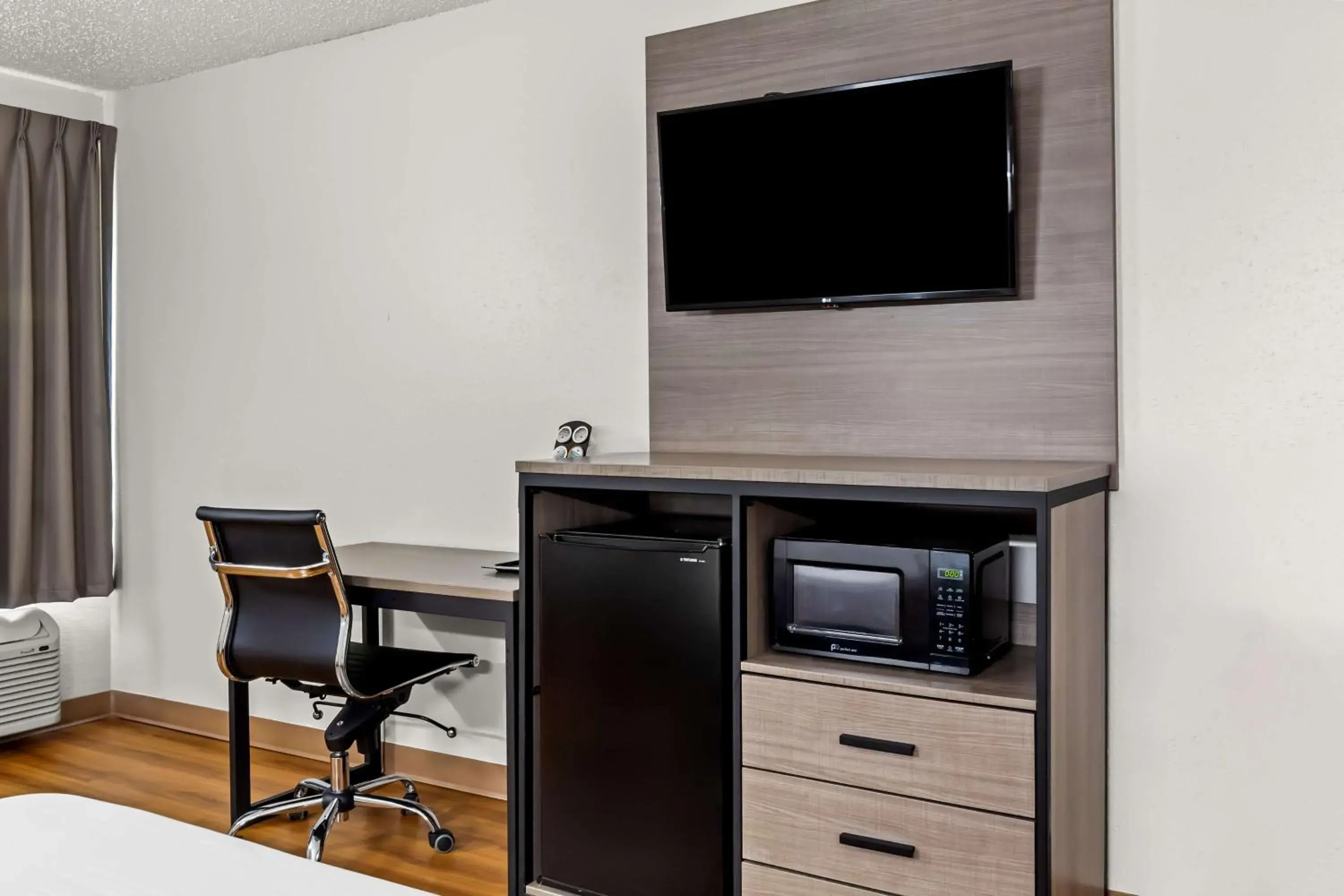 Queen Room - Disability Access in Red Lion Inn & Suites Pontoon Beach Queen Room - Disability Access in Red Lion Inn & Suites Pontoon Beach