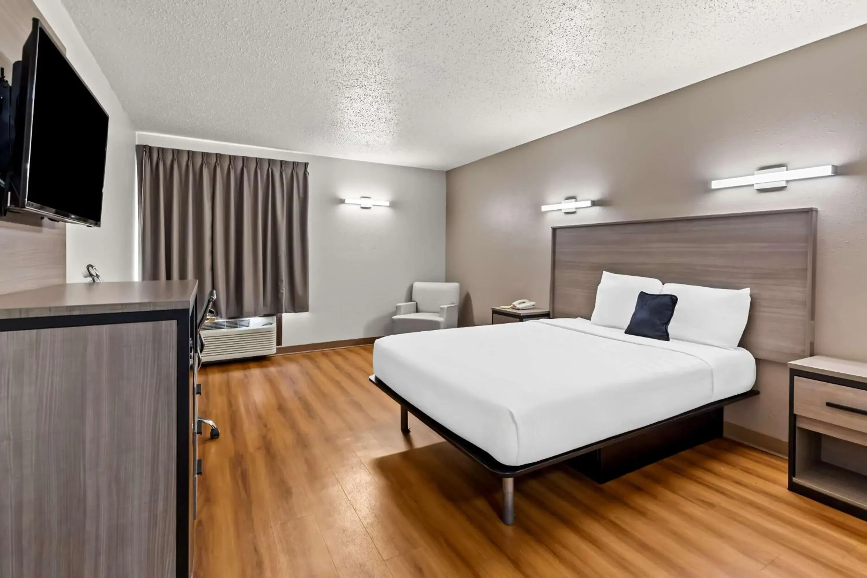 Bedroom, Bed in Red Lion Inn & Suites Saint Louis Bedroom, Bed in Red Lion Inn & Suites Saint Louis