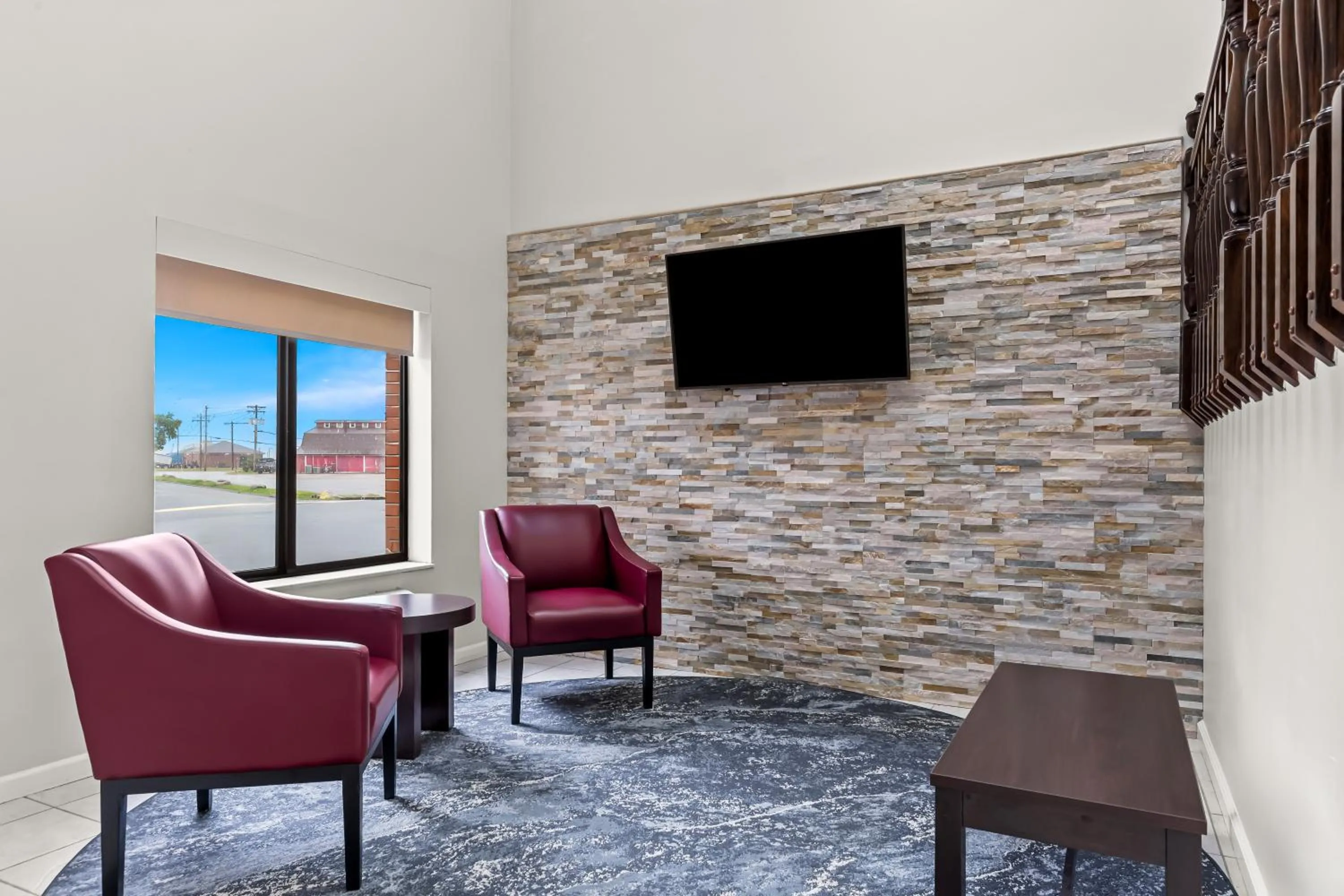 Communal lounge/ TV room in Red Lion Inn & Suites Saint Louis