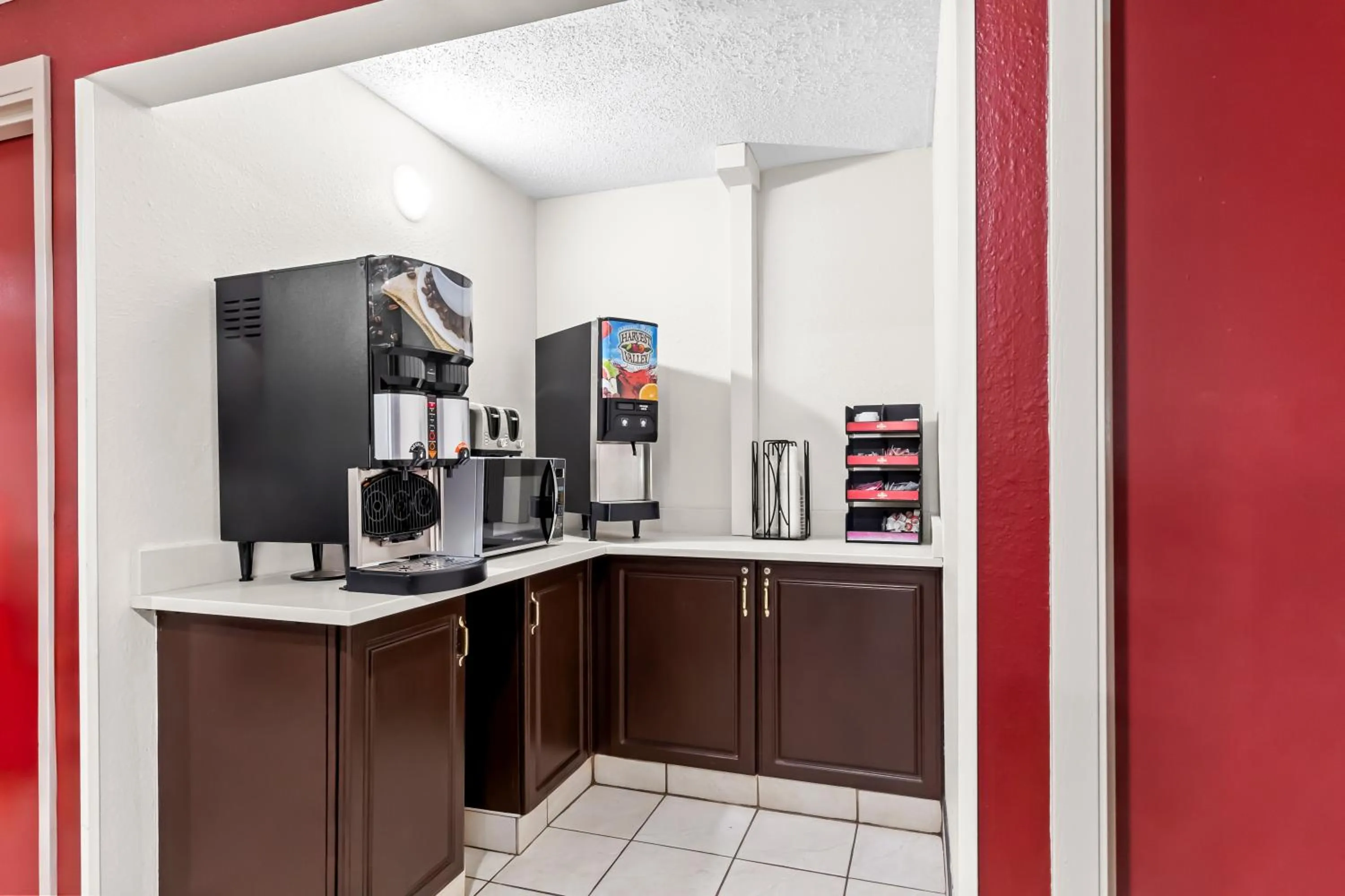 Coffee/tea facilities in Red Lion Inn & Suites Saint Louis