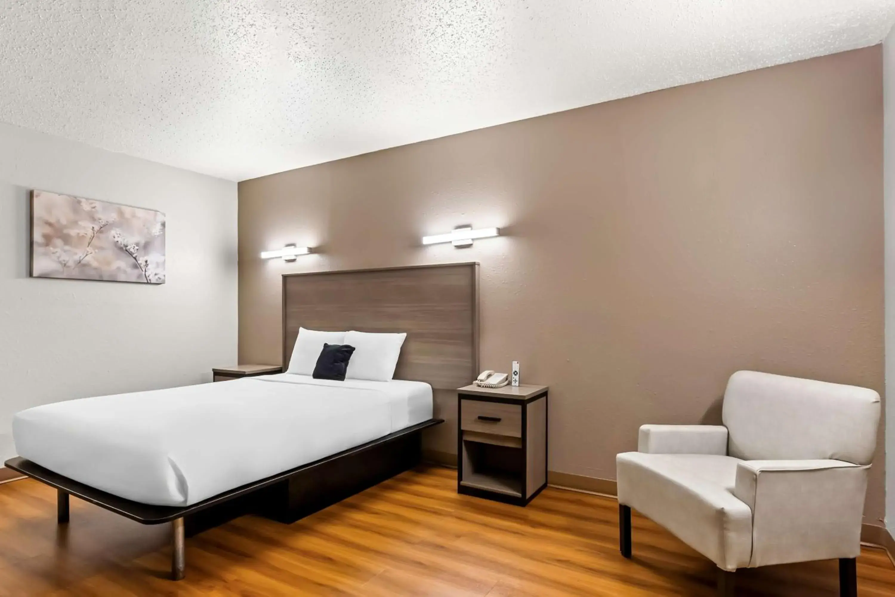 Bedroom, Bed in Red Lion Inn & Suites Saint Louis Bedroom, Bed in Red Lion Inn & Suites Saint Louis