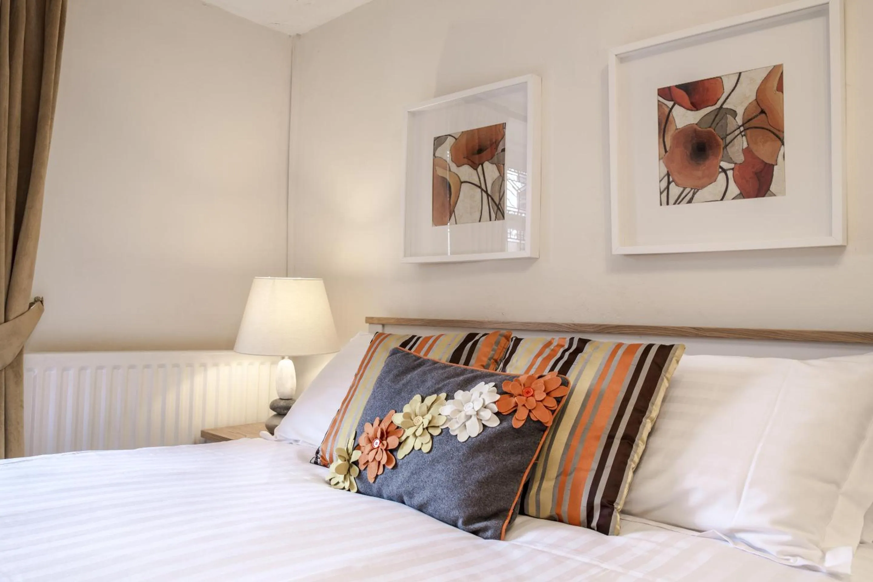 Bedroom, Bed in The Craven Heifer at Stainforth