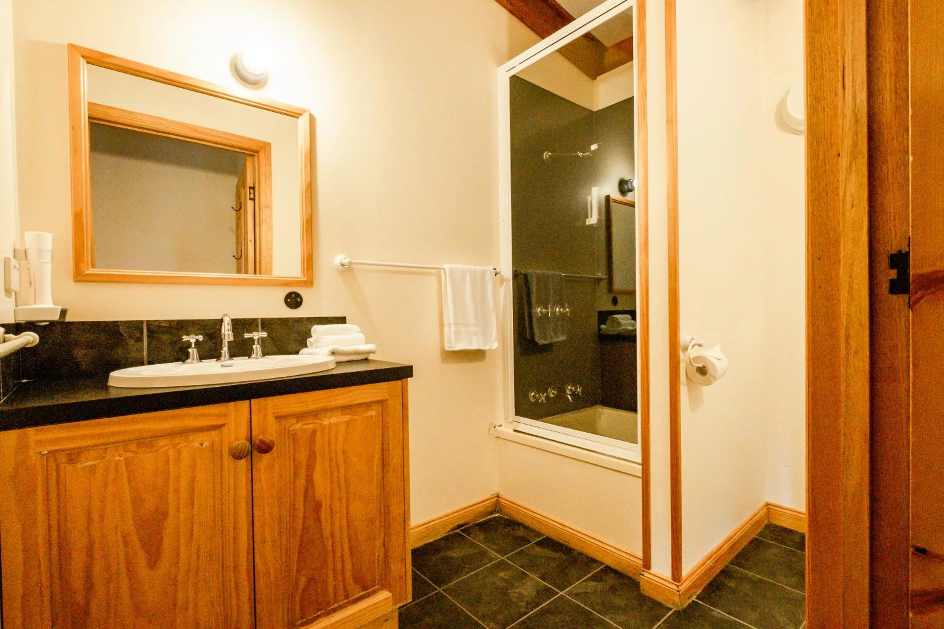 Bathroom in Freycinet Cottage 2 – Dolerite
