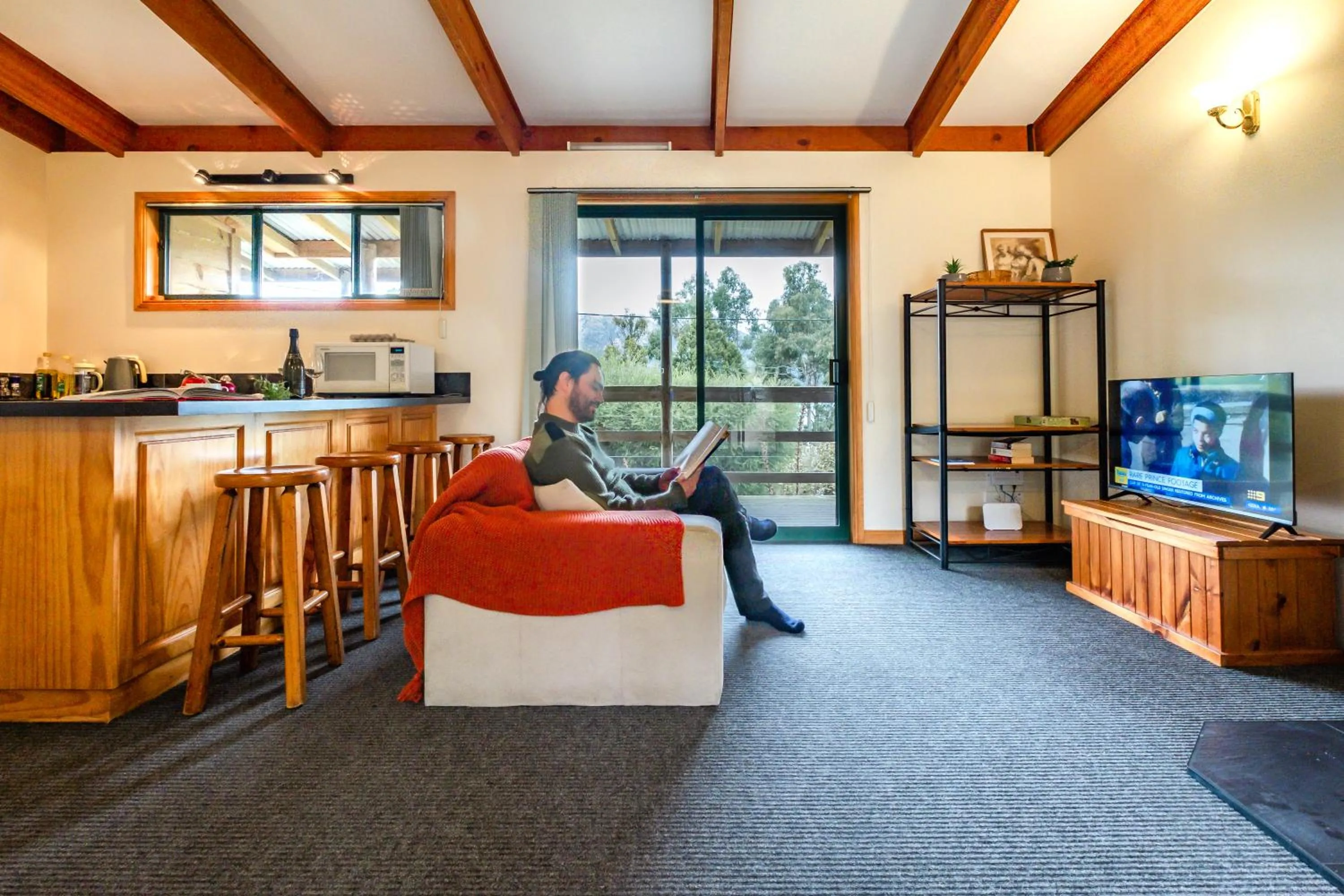 Living room in Freycinet Cottage 2 – Dolerite