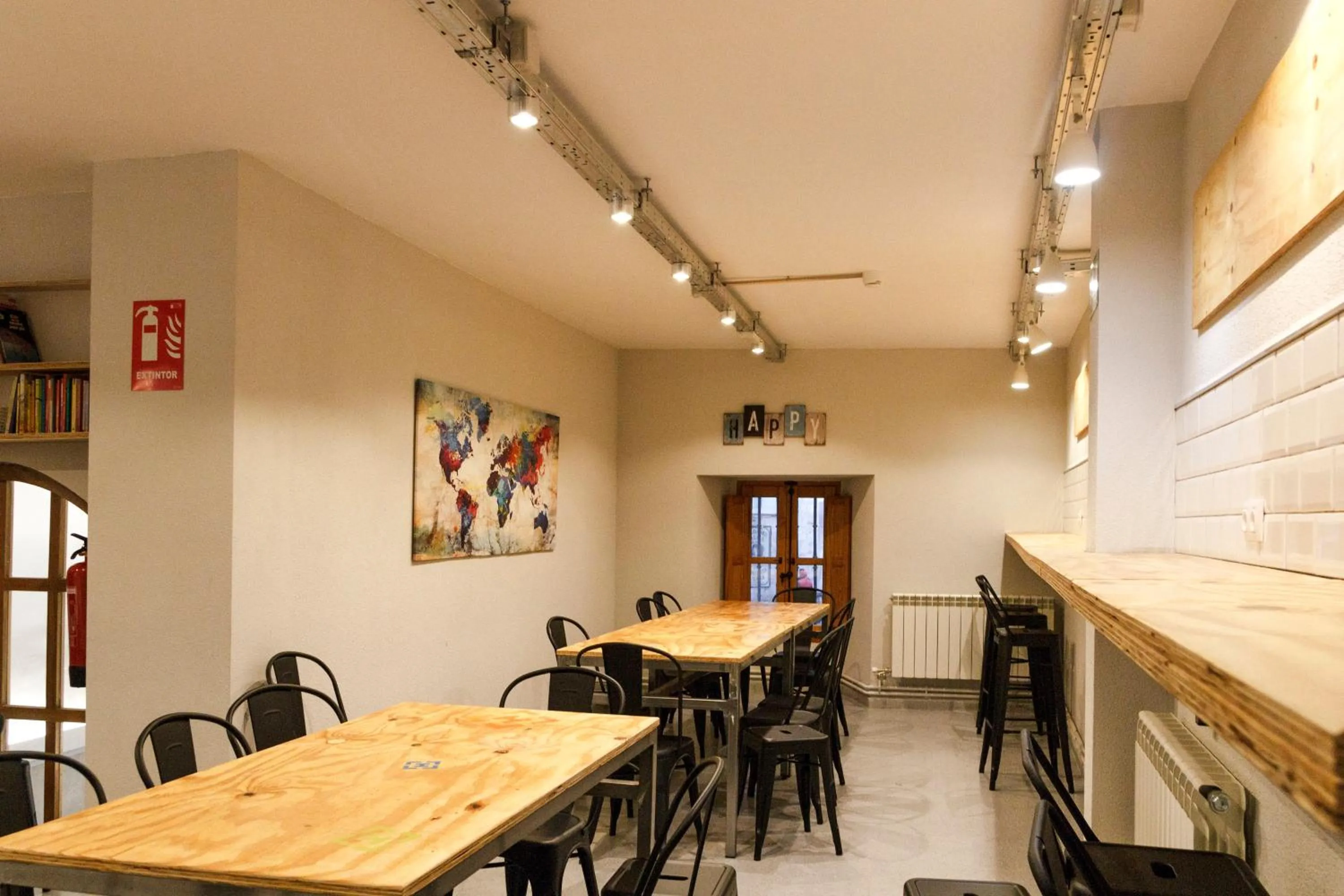 Communal kitchen in Hostel Catedral Burgos