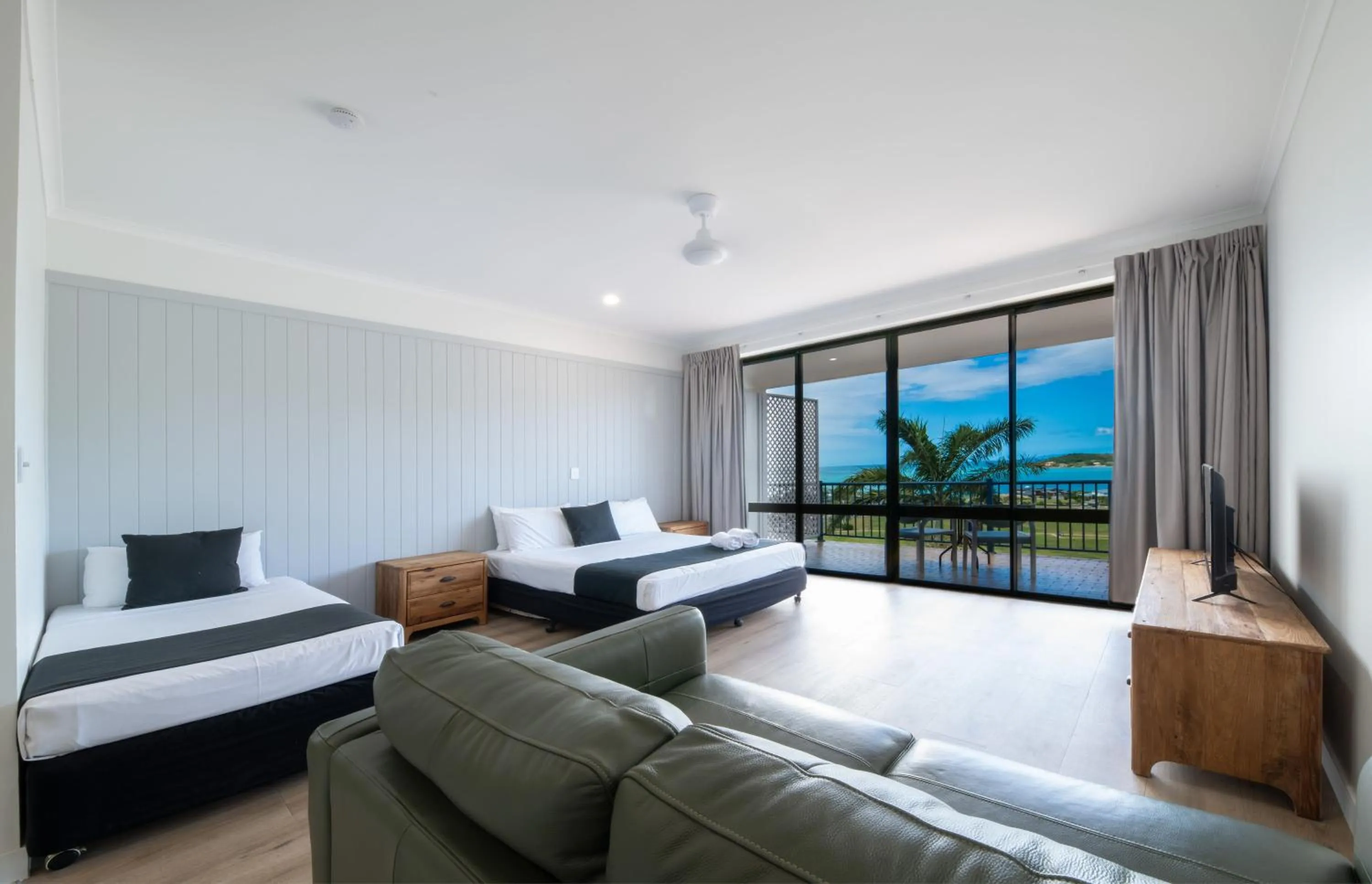 Patio, Bed in Whitsunday Terraces Resort