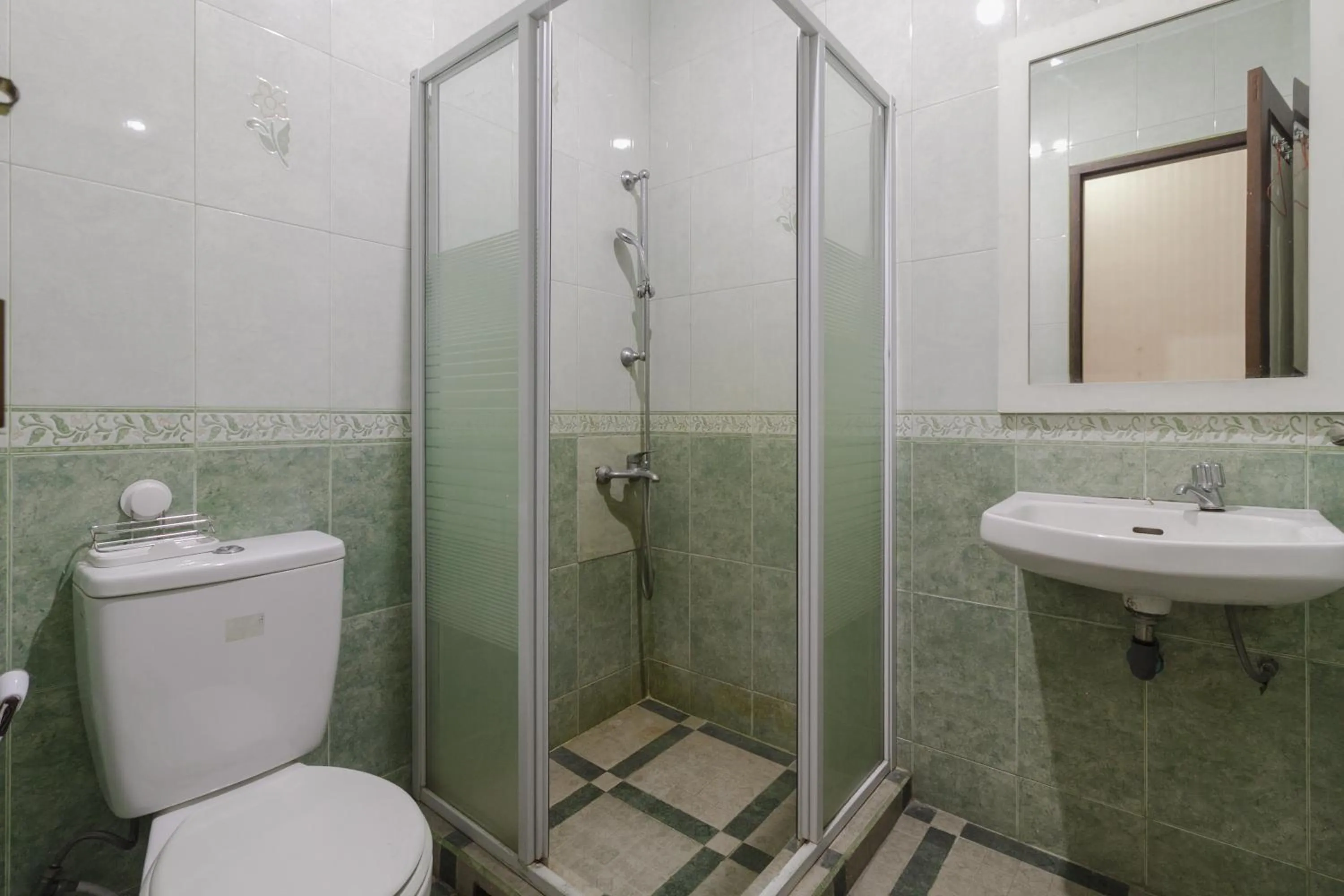 Bathroom in RedDoorz Syariah @ Cipanas