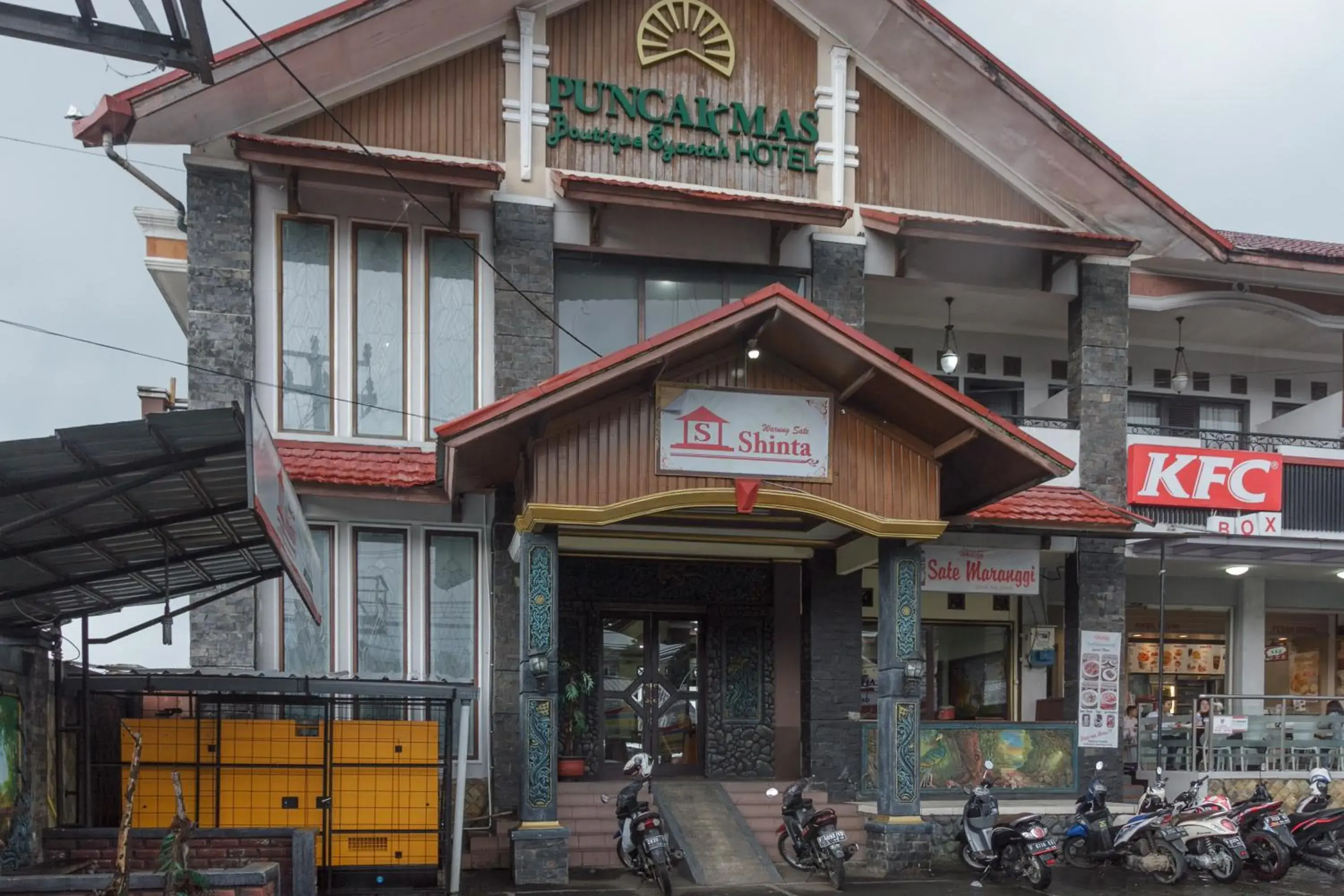 Facade/entrance in RedDoorz Syariah @ Cipanas Facade/entrance in RedDoorz Syariah @ Cipanas