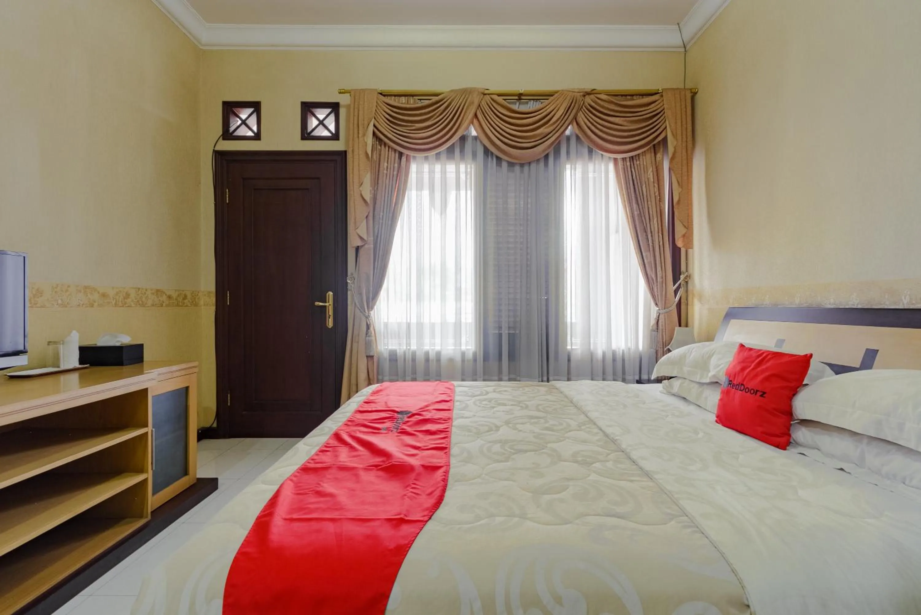 Bedroom, Bed in RedDoorz Syariah @ Cipanas