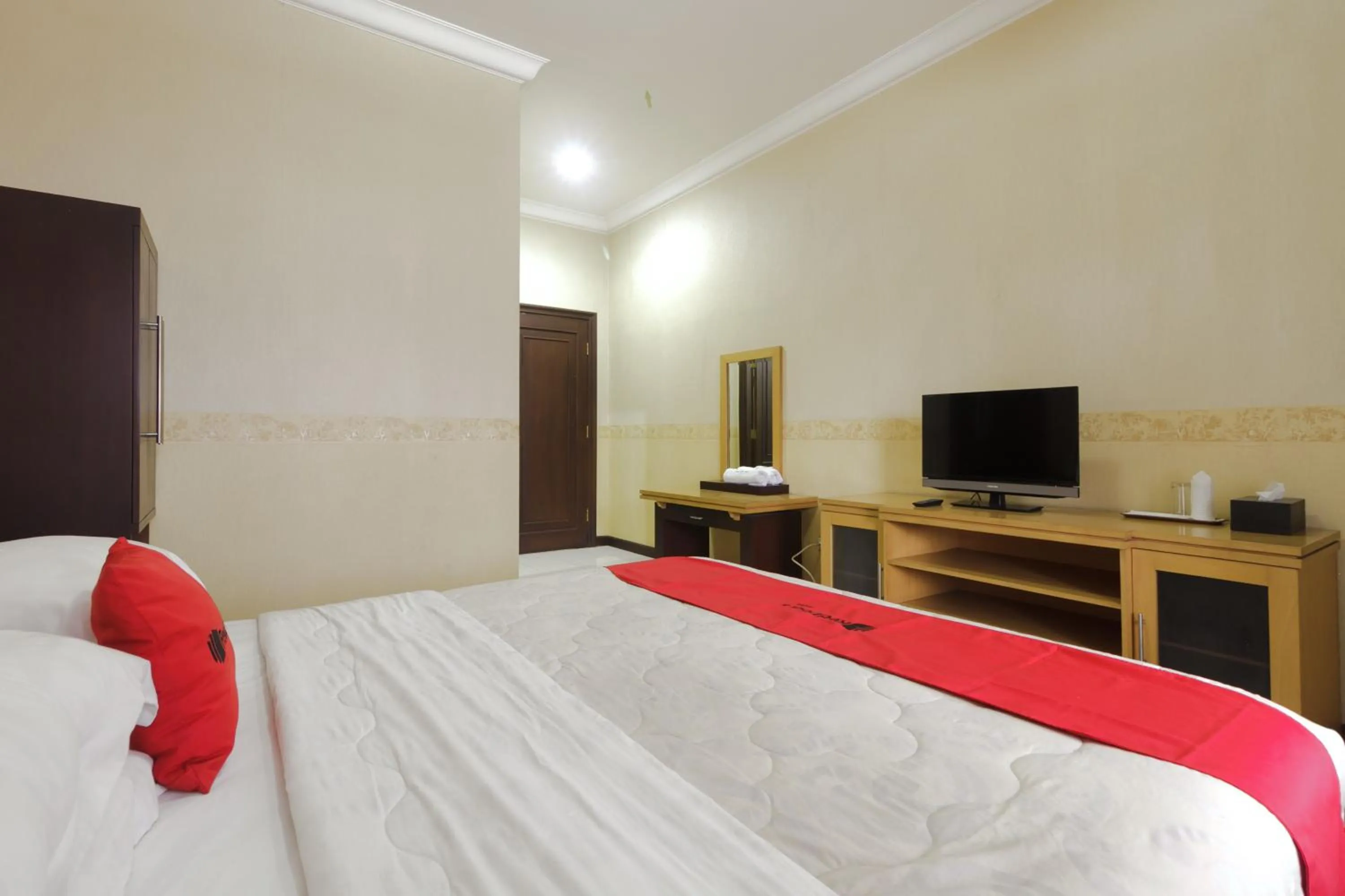 Bedroom, Bed in RedDoorz Syariah @ Cipanas